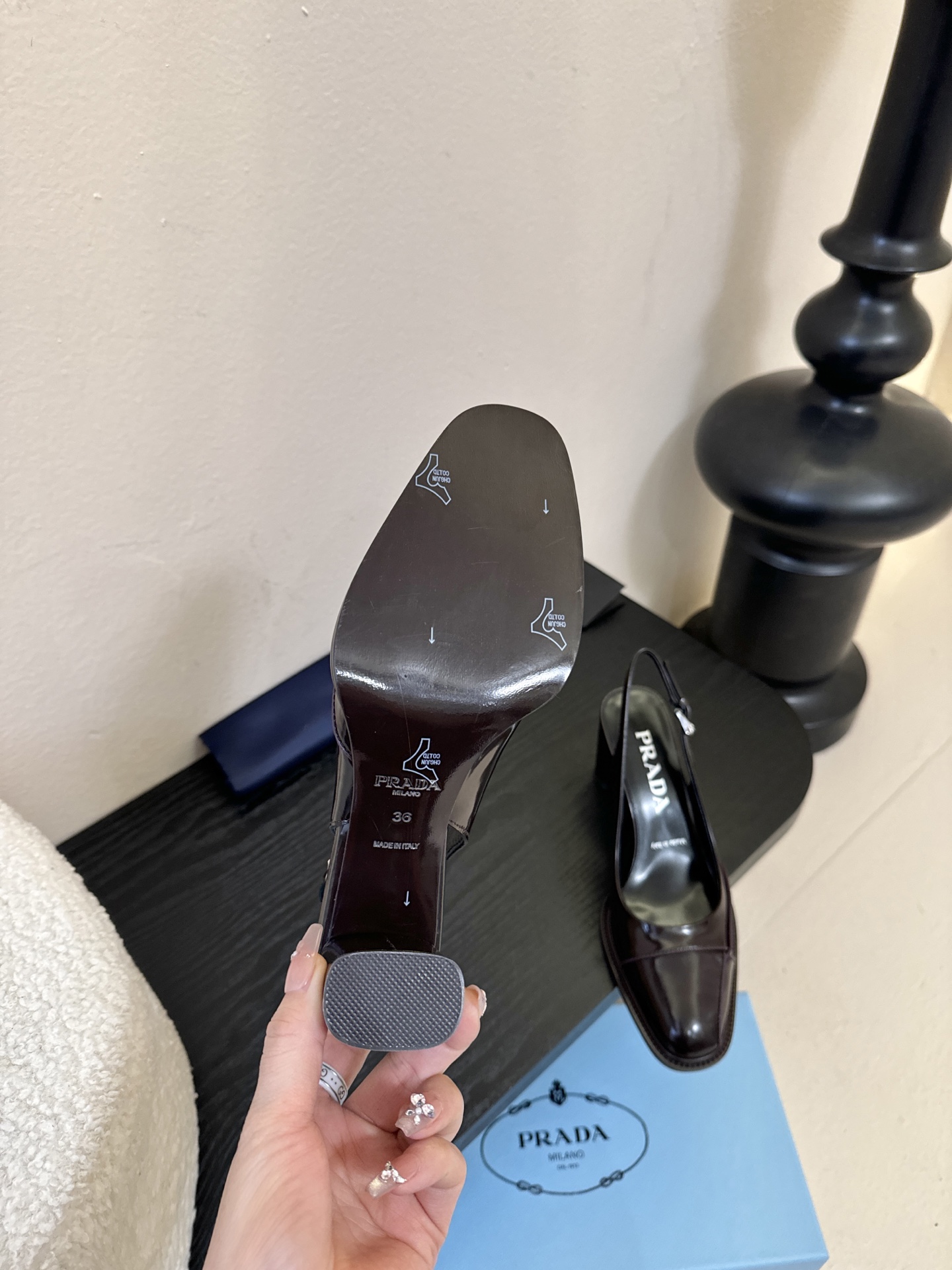 PRAD* 新款高跟鞋采用尖头设计，极具时尚感与攻击性，彰显个性；鞋身有独特的分割线条，增添设计细节，区