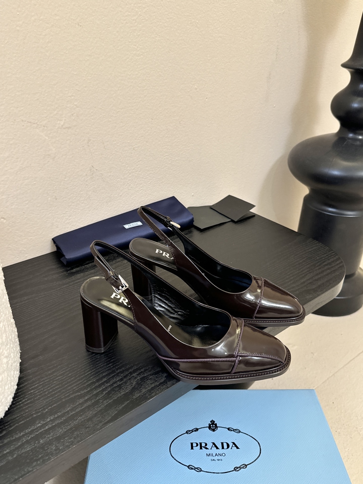 PRAD* 新款高跟鞋采用尖头设计，极具时尚感与攻击性，彰显个性；鞋身有独特的分割线条，增添设计细节，区