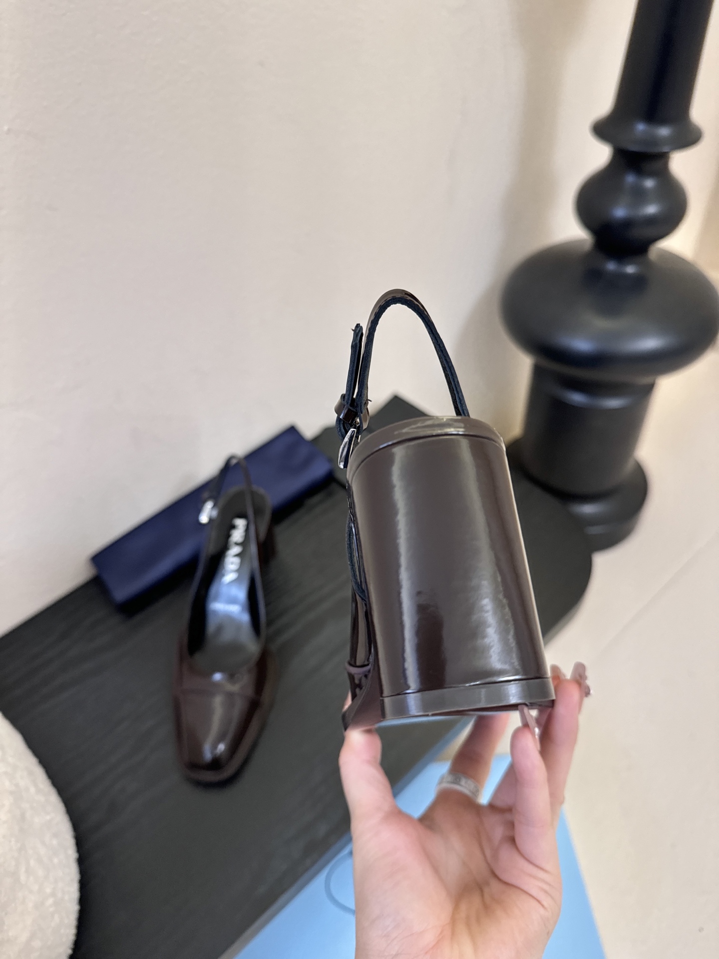 PRAD* 新款高跟鞋采用尖头设计，极具时尚感与攻击性，彰显个性；鞋身有独特的分割线条，增添设计细节，区