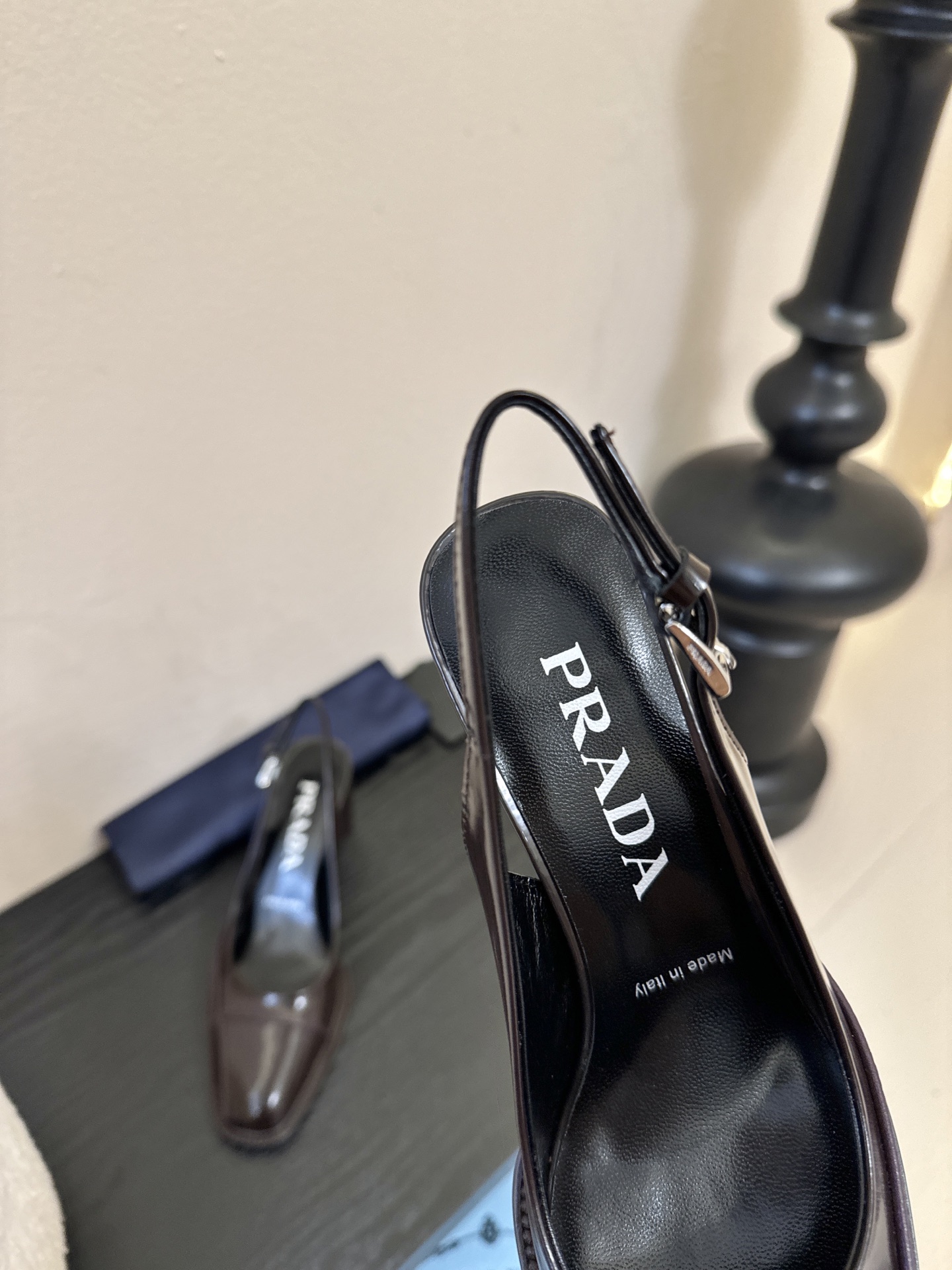 PRAD* 新款高跟鞋采用尖头设计，极具时尚感与攻击性，彰显个性；鞋身有独特的分割线条，增添设计细节，区