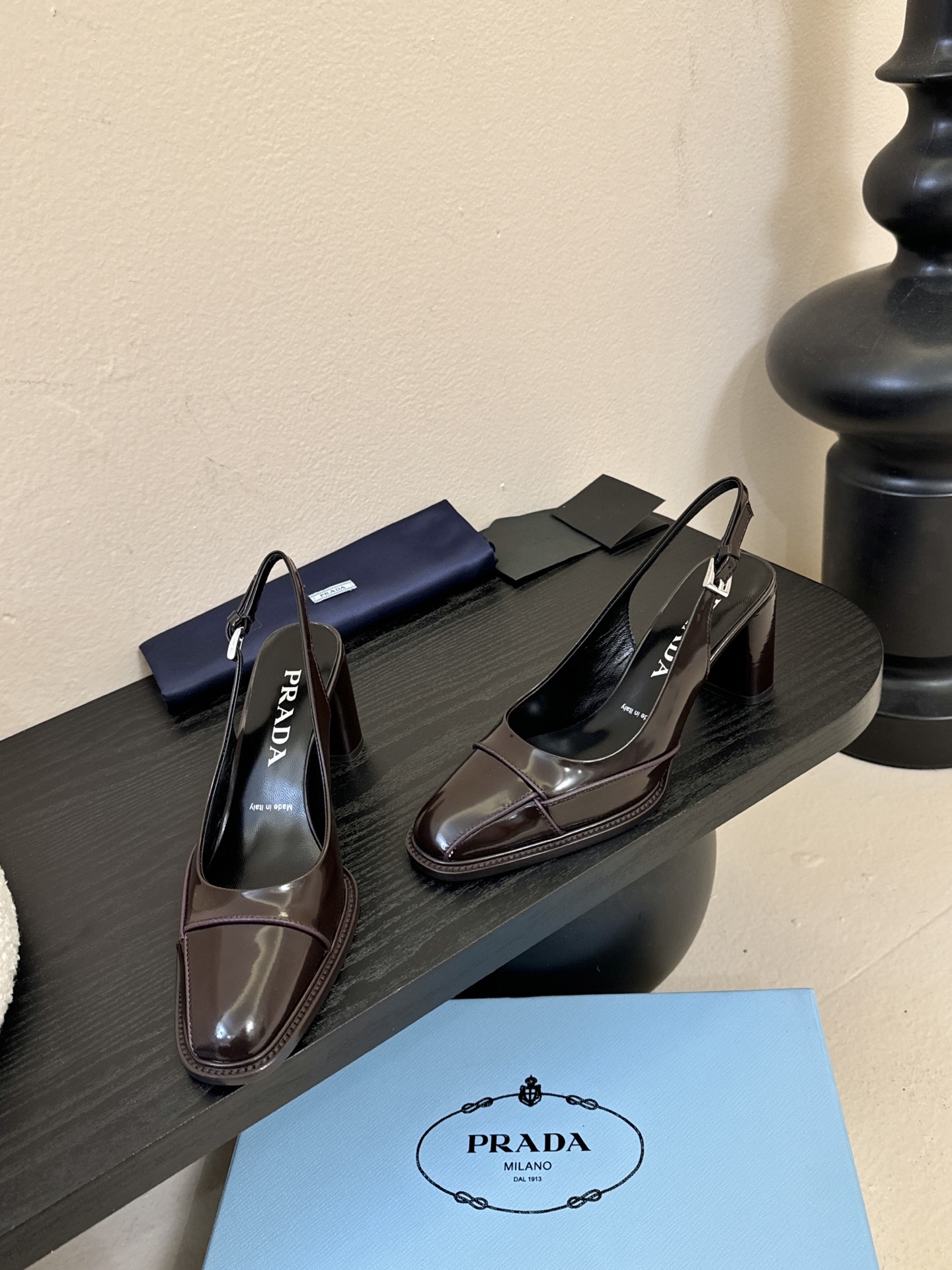 PRAD* 新款高跟鞋采用尖头设计，极具时尚感与攻击性，彰显个性；鞋身有独特的分割线条，增添设计细节，区