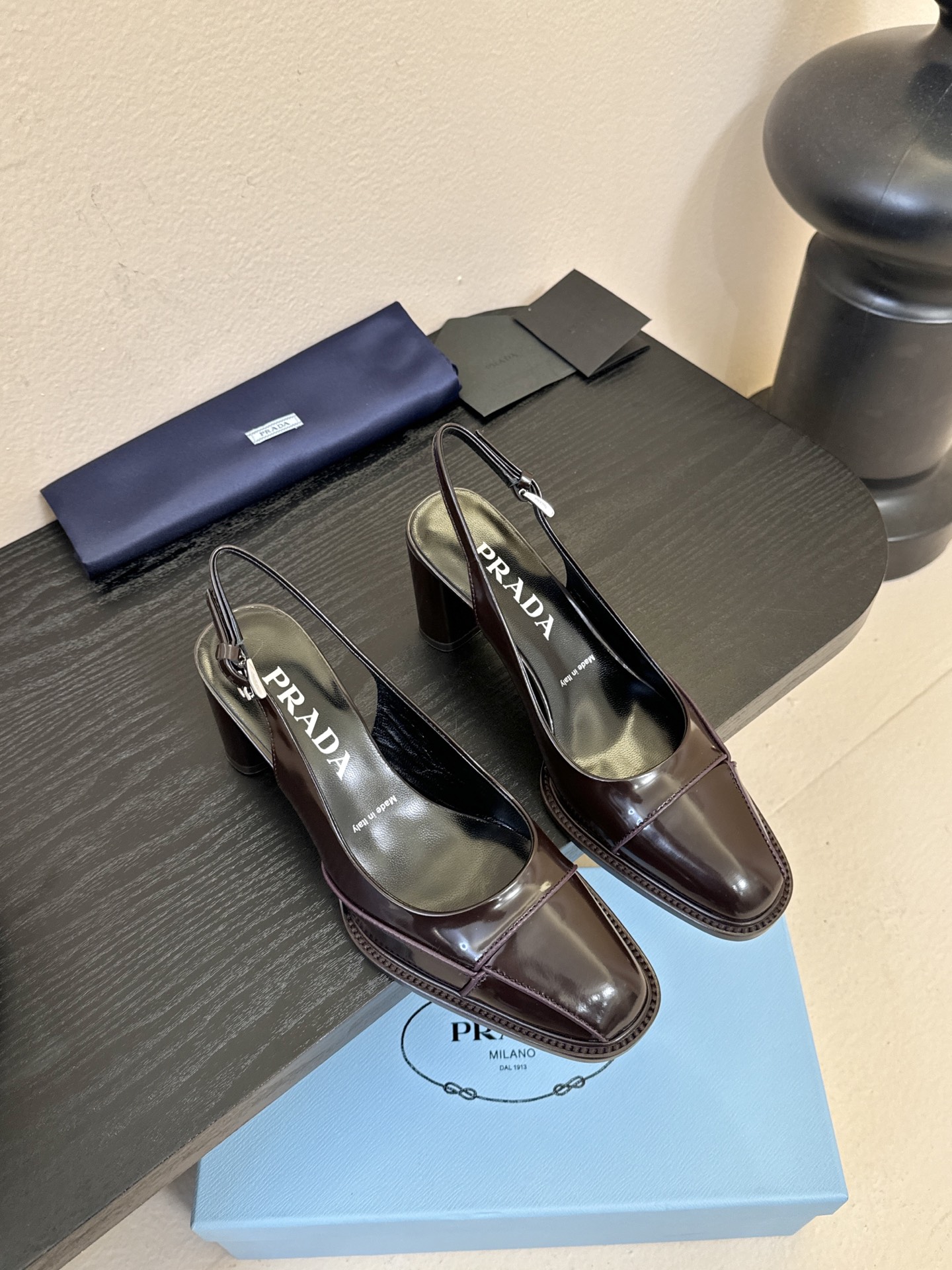 NO:650652,PRAD*'s new high-heeled shoes adopt a pointed-toe design, which is very fashionable and aggressive, highlighting personality; the shoe body has unique dividing lines, adding design details, which is different from ordinary pointed-toe shoes, and has the iconic avant-garde style of the Prada brand. It is made of high-quality leather material, with a high-grade texture and a distressed texture, showing a retro and modern texture. The craftsmanship is fine, reflecting the brand's high-end quality. The stiletto heel design enhances the wearer's aura while maintaining good stability, making it suitable for daily commuting or special occasions.  Open edge beads on the upper, goatskin lining, Italian leather outsole, Size35-41 4041 customization, high heels sandals, prada, sandals, high heels, sheepskin, Leather soles19860909PRAD* 新款高跟鞋 采用尖头设计,极具时尚感与攻击性,彰显个性；鞋身有独特的分割线条,增添设计细节,区别于普通尖头鞋,带有Prada品牌标志性的前卫风格. 选用优质皮革材质,质感高级,且有做旧效果的纹理,呈现出复古又摩登的质感,工艺精细,体现品牌高端品质.细高跟设计,提升穿着者气场,同时保持了较好的稳定性,适合日常通勤或特殊场合穿着. 鞋面开边珠 内里山羊皮 大底意大利真皮大底 Size35-41 4041定制,高跟鞋凉鞋,prada,sandals,high heels,sheepskin,Leather soles,Women's Shoes