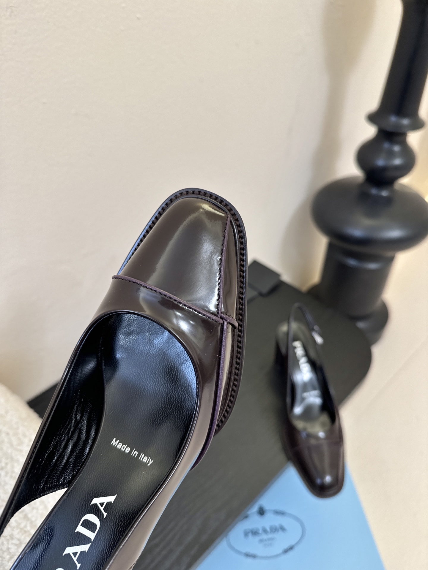 PRAD* 新款高跟鞋采用尖头设计，极具时尚感与攻击性，彰显个性；鞋身有独特的分割线条，增添设计细节，区