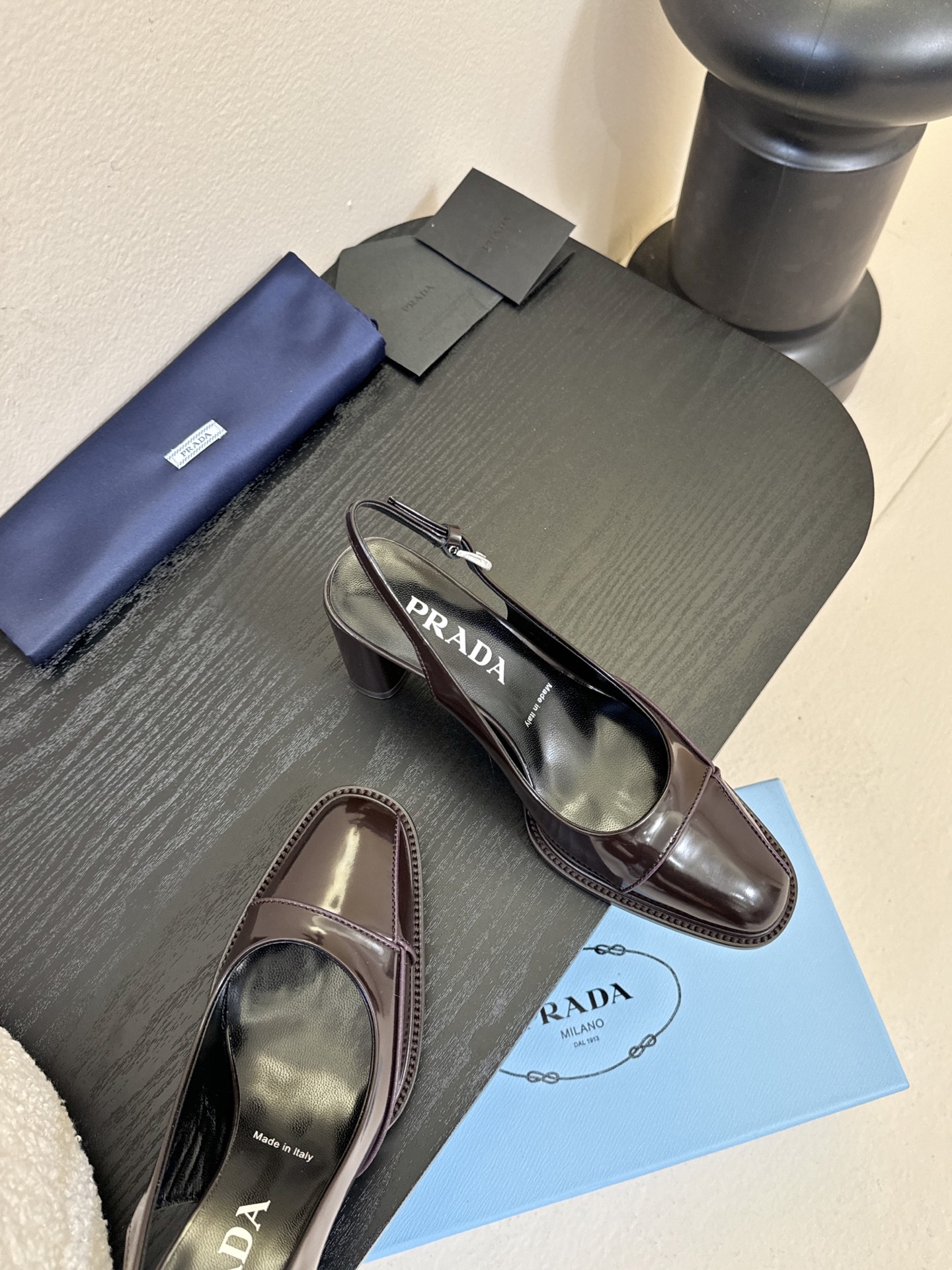 PRAD* 新款高跟鞋采用尖头设计，极具时尚感与攻击性，彰显个性；鞋身有独特的分割线条，增添设计细节，区