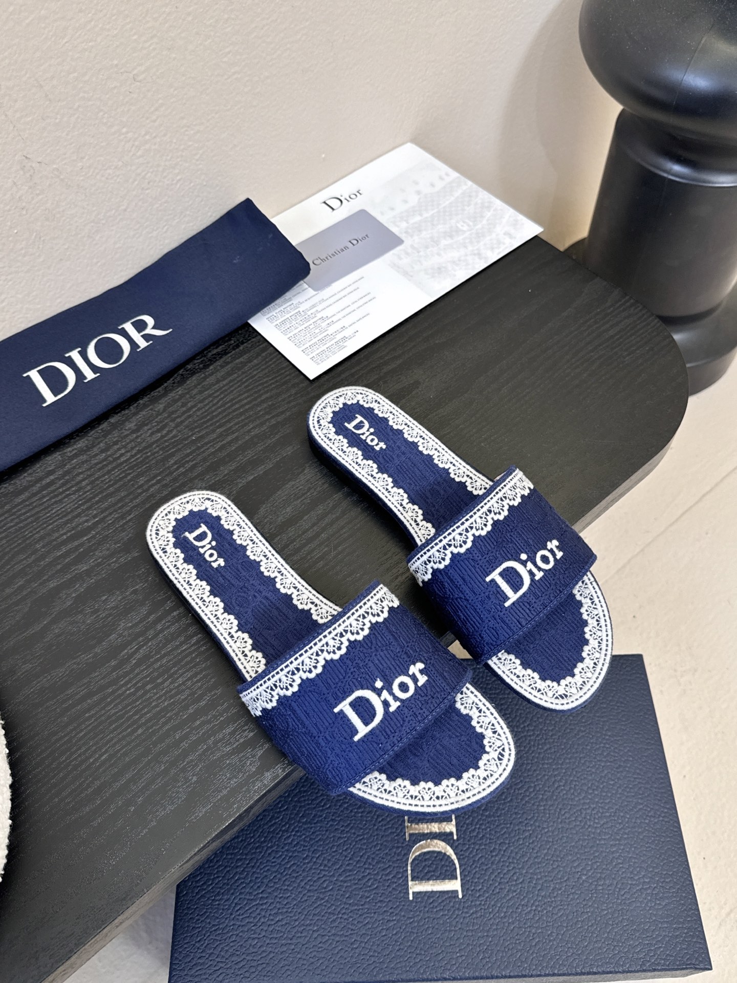 NO:650645,Dior | Dior's new early spring catwalk style CD embroidered logo vacation style flat bottom, thick heel slippers!  Hard goods are on a new level!  Full of high-end feel!  A popular model among bloggers at home and abroad, it is retro, fashionable and looks great on your feet!  The official website's main recommendation★ Original custom-made pure cotton thread three-dimensional electric embroidery on the upper. Imported water-dyed sheepskin lining on the inside. Original leather outsole imported from Italy. Heel height: flat, 4.5cm. Shoe size: 35-41 (40 and 41 are customized and non-refundable), slippers, dior, dior, slippers, sheepskin, Leather soles.19860909Dior | 迪奥早春新品走秀款CD刺绣logo度假风平底、粗跟拖鞋！ 硬货上新代购级别！高级感十足！国内外博主刷爆的一款,复古又时髦上脚美炸了！官网主推款★ 鞋面原版定做纯棉线立体电绣 内里进口水染羊皮里 意大利进口原色真皮大底 跟高:平底、4.5cm 鞋码:35-41（40 41定做不退换）,拖鞋,dior,dior,slippers,sheepskin,Leather soles,Women's Shoes