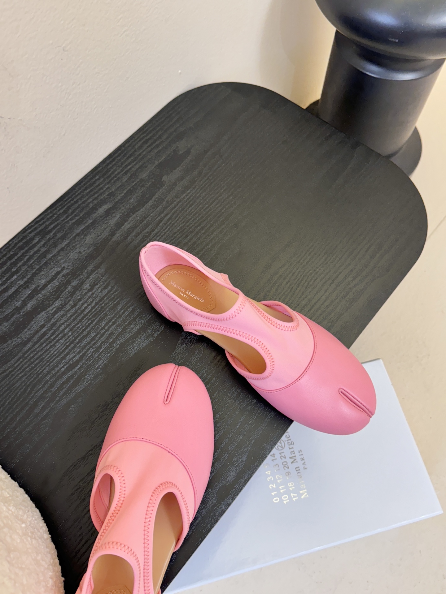 Maison Marginal马吉拉26春夏新品分脚趾中空鞋马吉拉设计师太有才了 、采用了莱卡布碰撞柔软