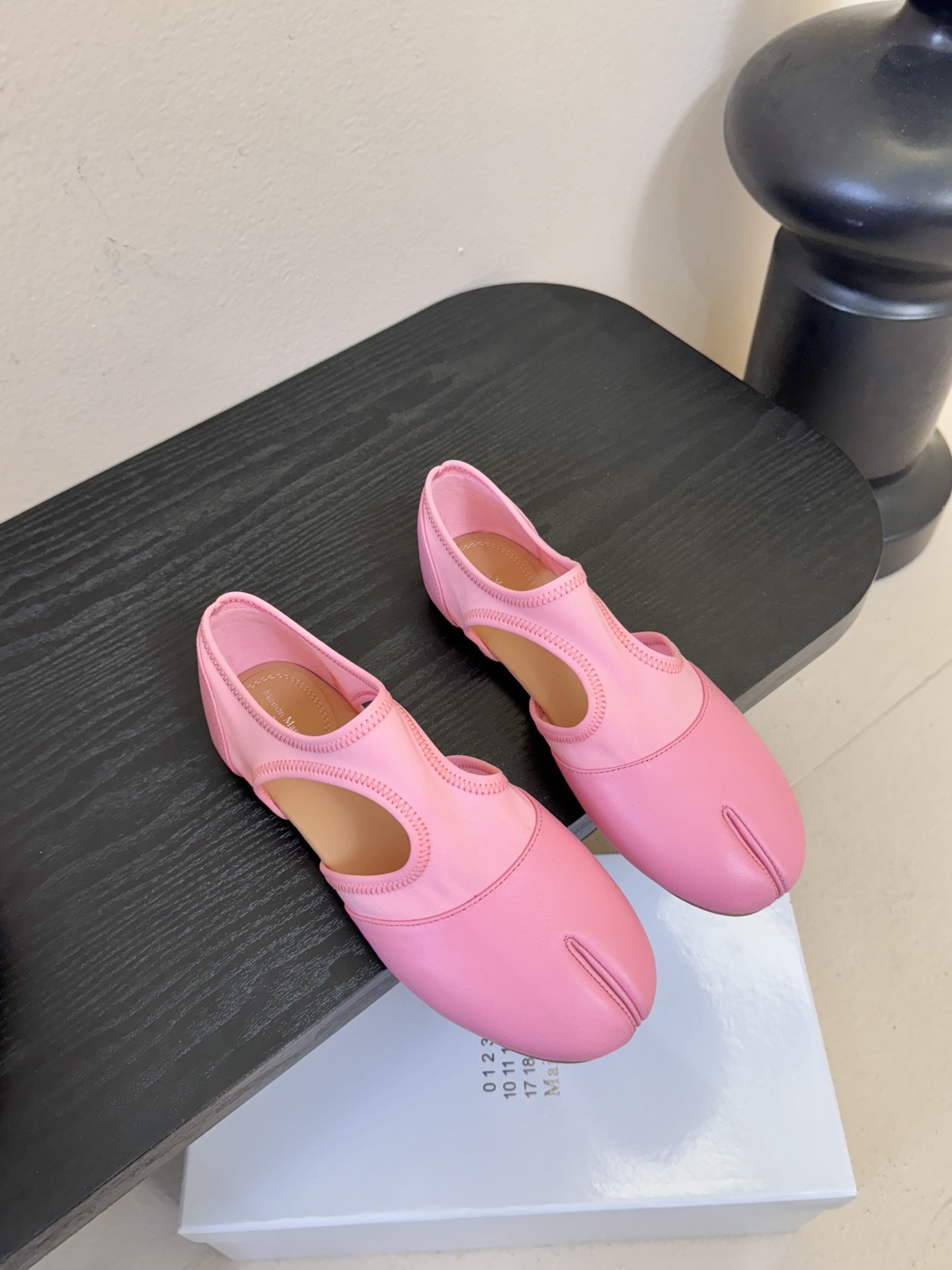 Maison Marginal马吉拉26春夏新品分脚趾中空鞋马吉拉设计师太有才了 、采用了莱卡布碰撞柔软