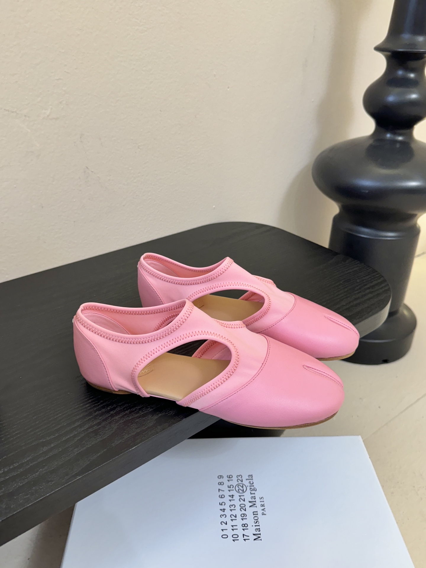 Maison Marginal马吉拉26春夏新品分脚趾中空鞋马吉拉设计师太有才了 、采用了莱卡布碰撞柔软