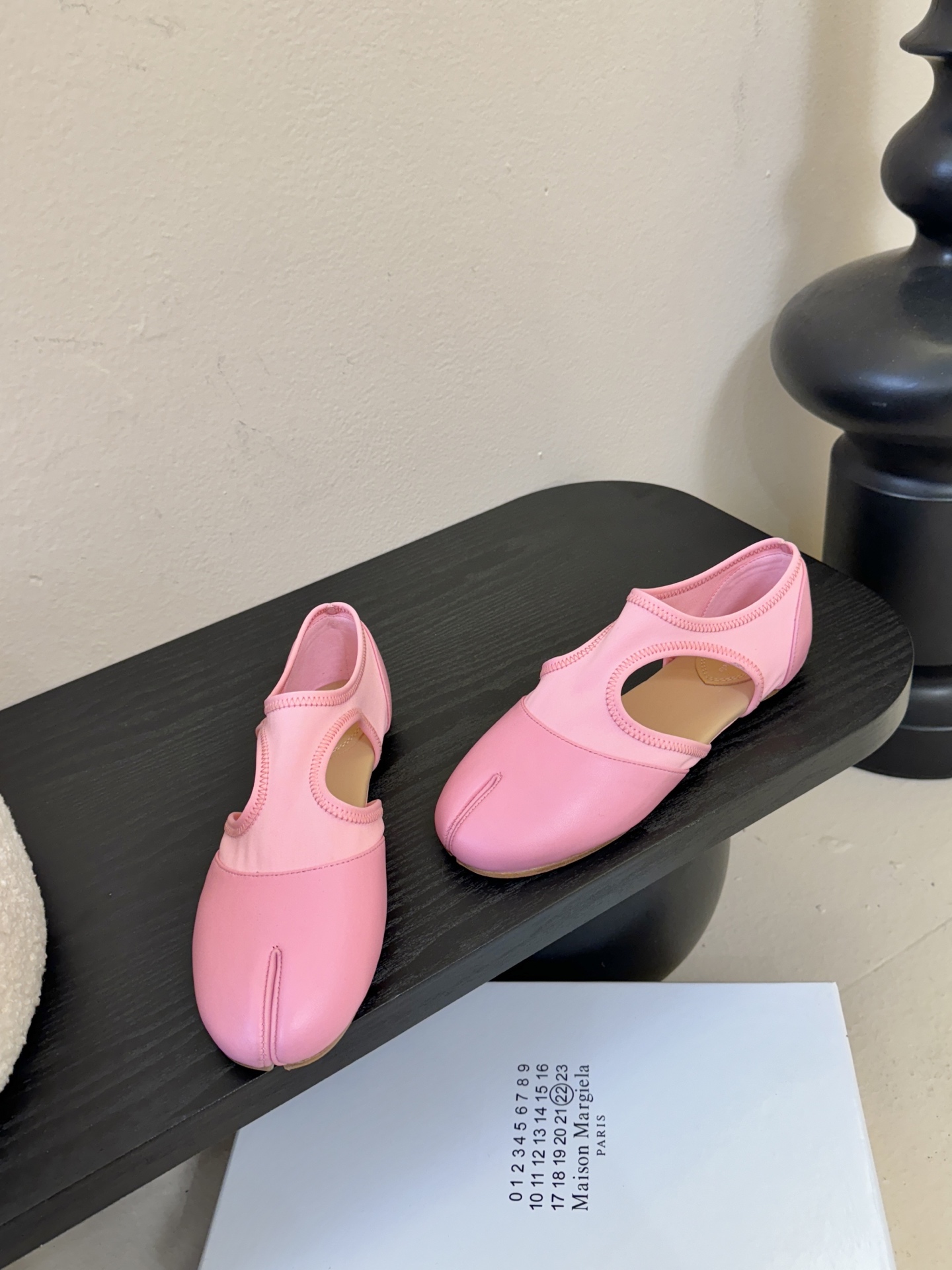 Maison Marginal马吉拉26春夏新品分脚趾中空鞋马吉拉设计师太有才了 、采用了莱卡布碰撞柔软