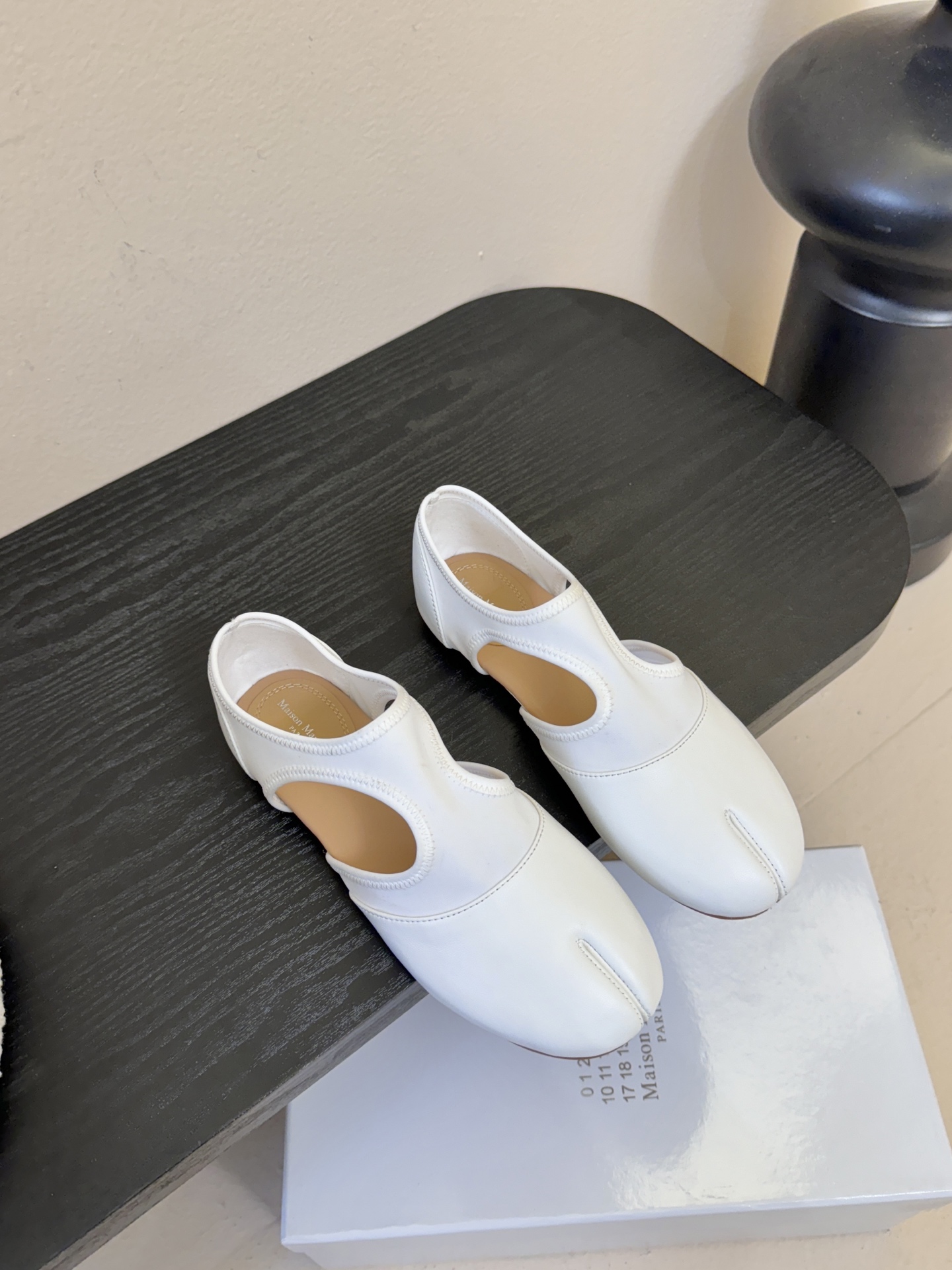 Maison Marginal马吉拉26春夏新品分脚趾中空鞋马吉拉设计师太有才了 、采用了莱卡布碰撞柔软