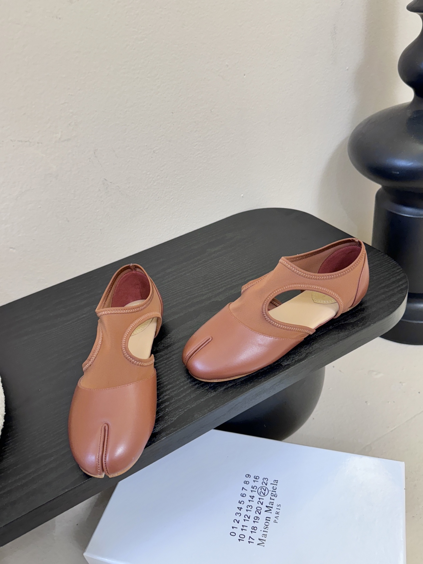 Maison Marginal马吉拉26春夏新品分脚趾中空鞋马吉拉设计师太有才了 、采用了莱卡布碰撞柔软