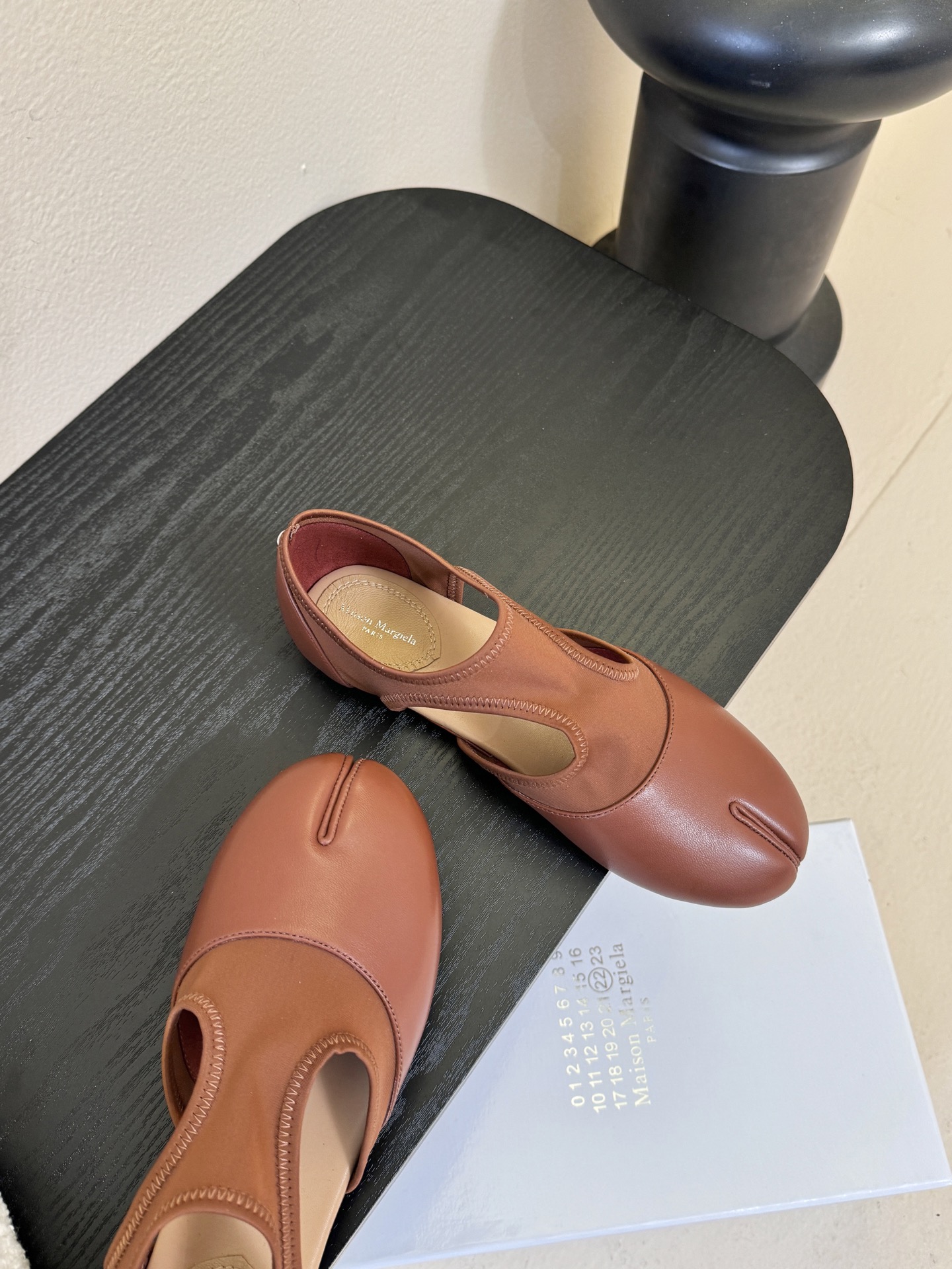 Maison Marginal马吉拉26春夏新品分脚趾中空鞋马吉拉设计师太有才了 、采用了莱卡布碰撞柔软