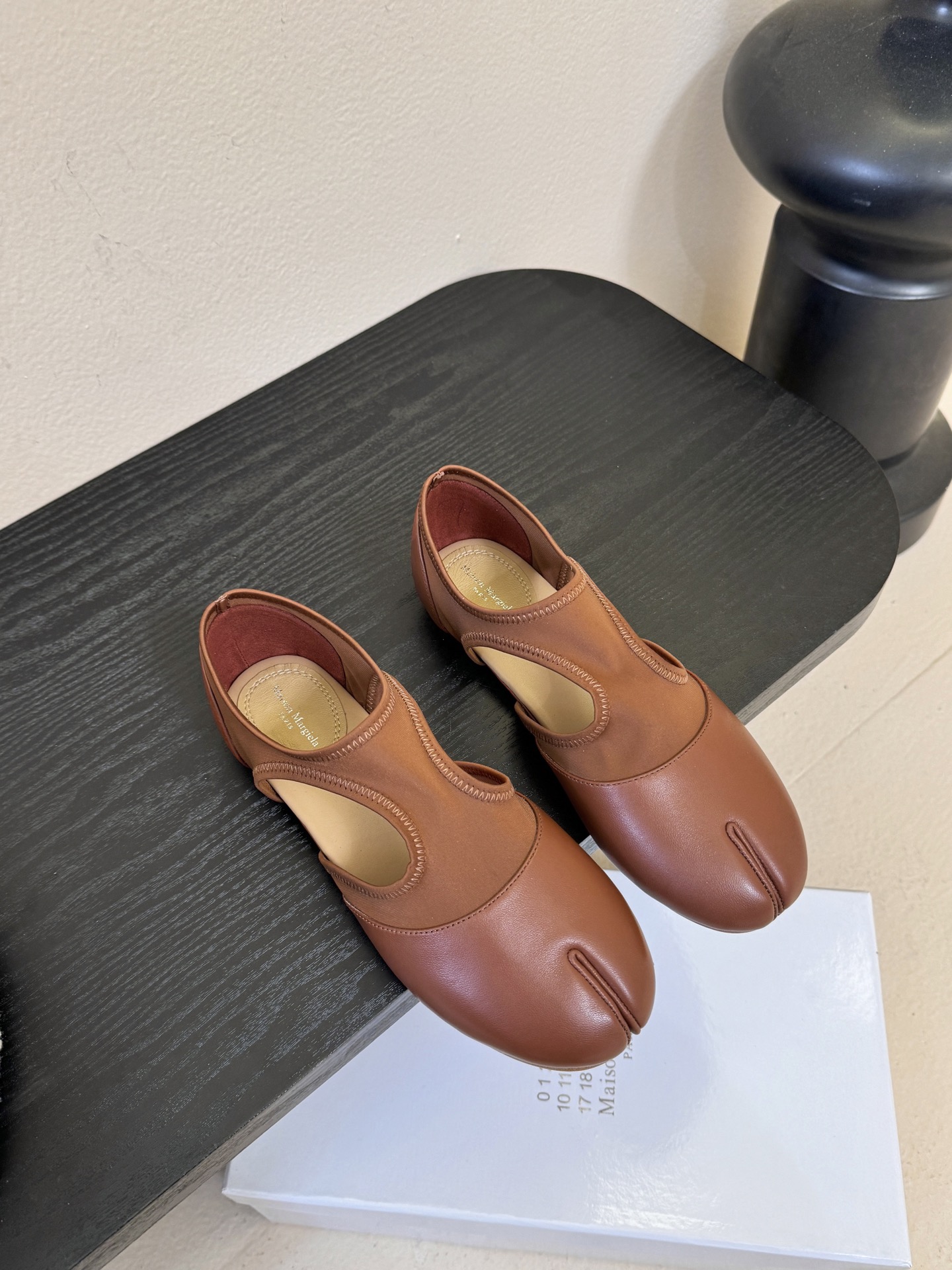 Maison Marginal马吉拉26春夏新品分脚趾中空鞋马吉拉设计师太有才了 、采用了莱卡布碰撞柔软