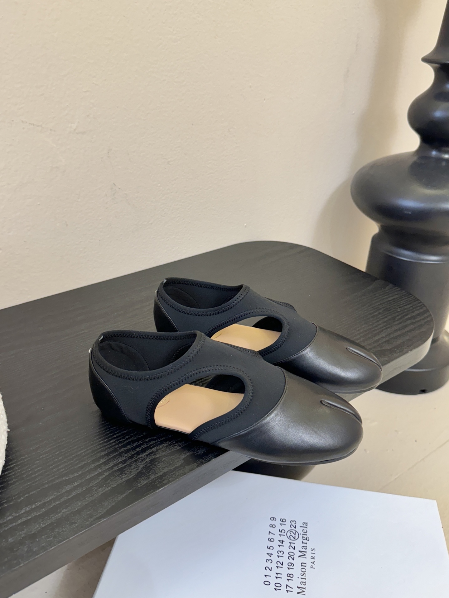 Maison Marginal马吉拉26春夏新品分脚趾中空鞋马吉拉设计师太有才了 、采用了莱卡布碰撞柔软