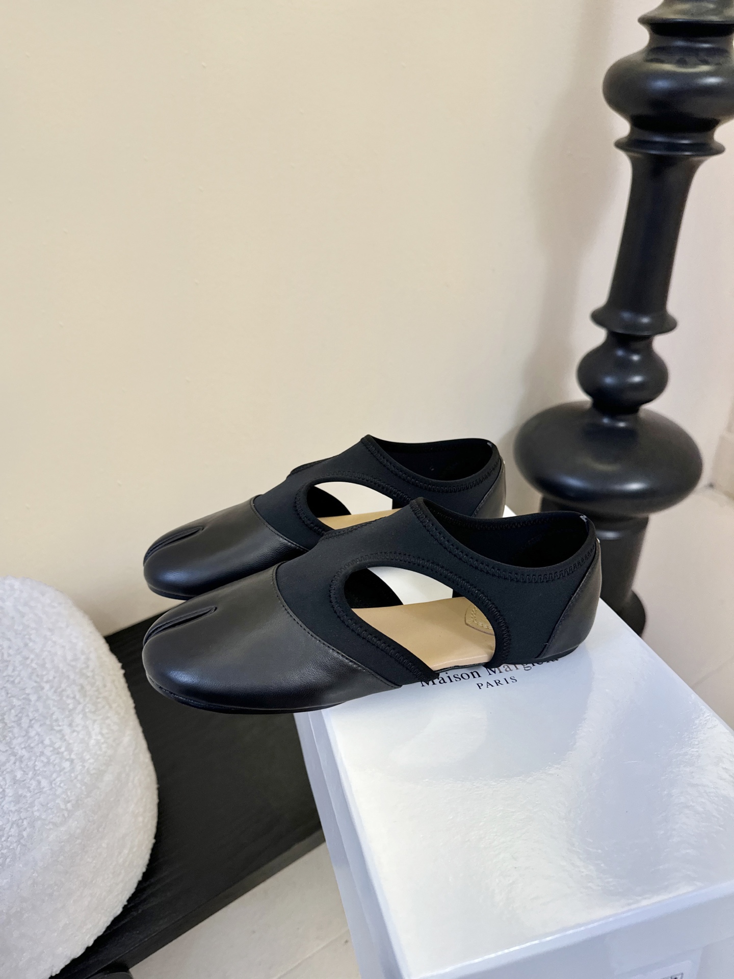 Maison Marginal马吉拉26春夏新品分脚趾中空鞋马吉拉设计师太有才了 、采用了莱卡布碰撞柔软