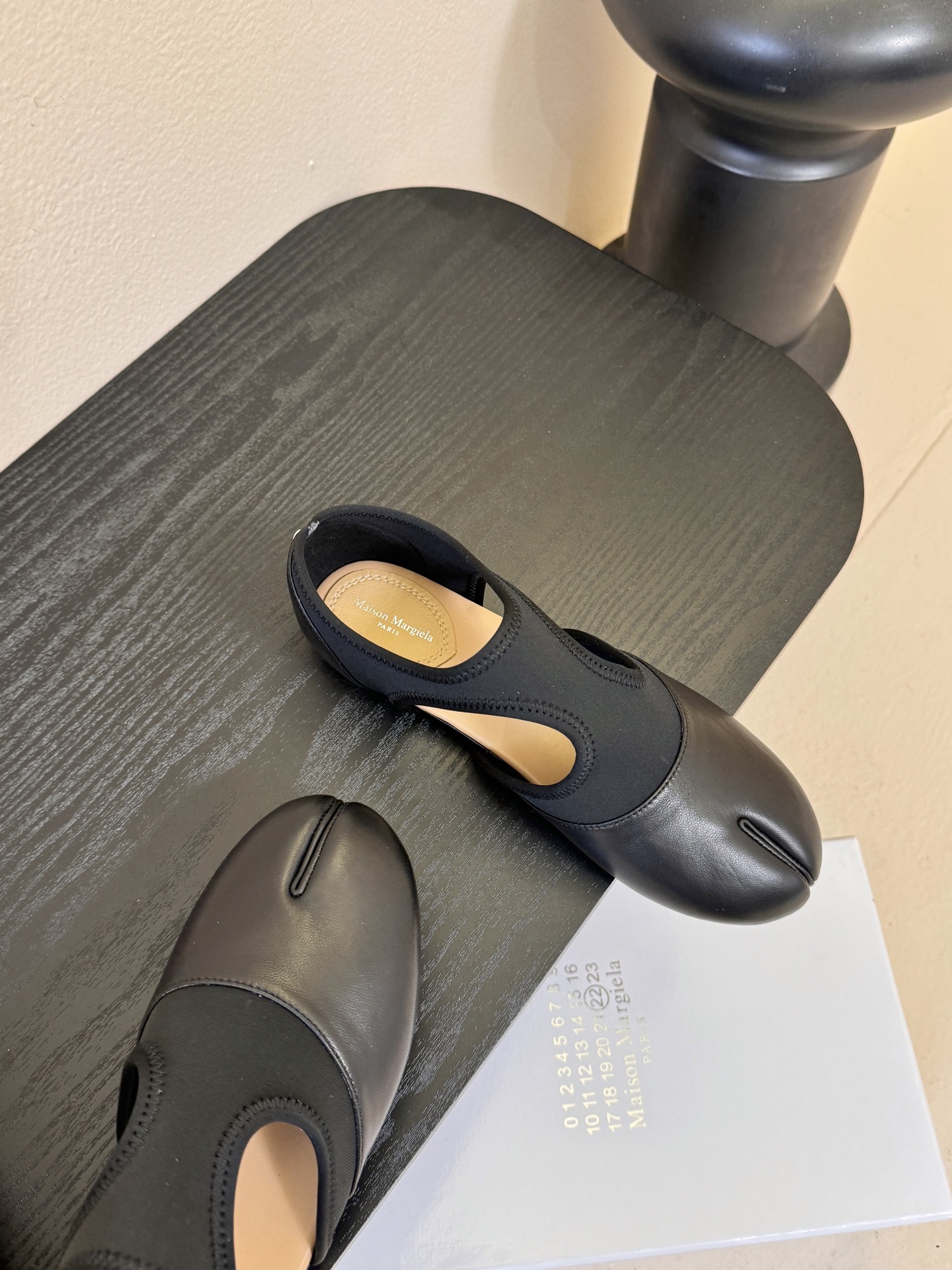 Maison Marginal马吉拉26春夏新品分脚趾中空鞋马吉拉设计师太有才了 、采用了莱卡布碰撞柔软