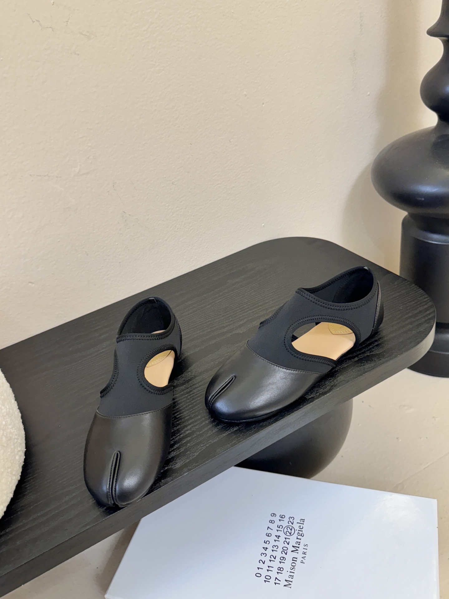 Maison Marginal马吉拉26春夏新品分脚趾中空鞋马吉拉设计师太有才了 、采用了莱卡布碰撞柔软