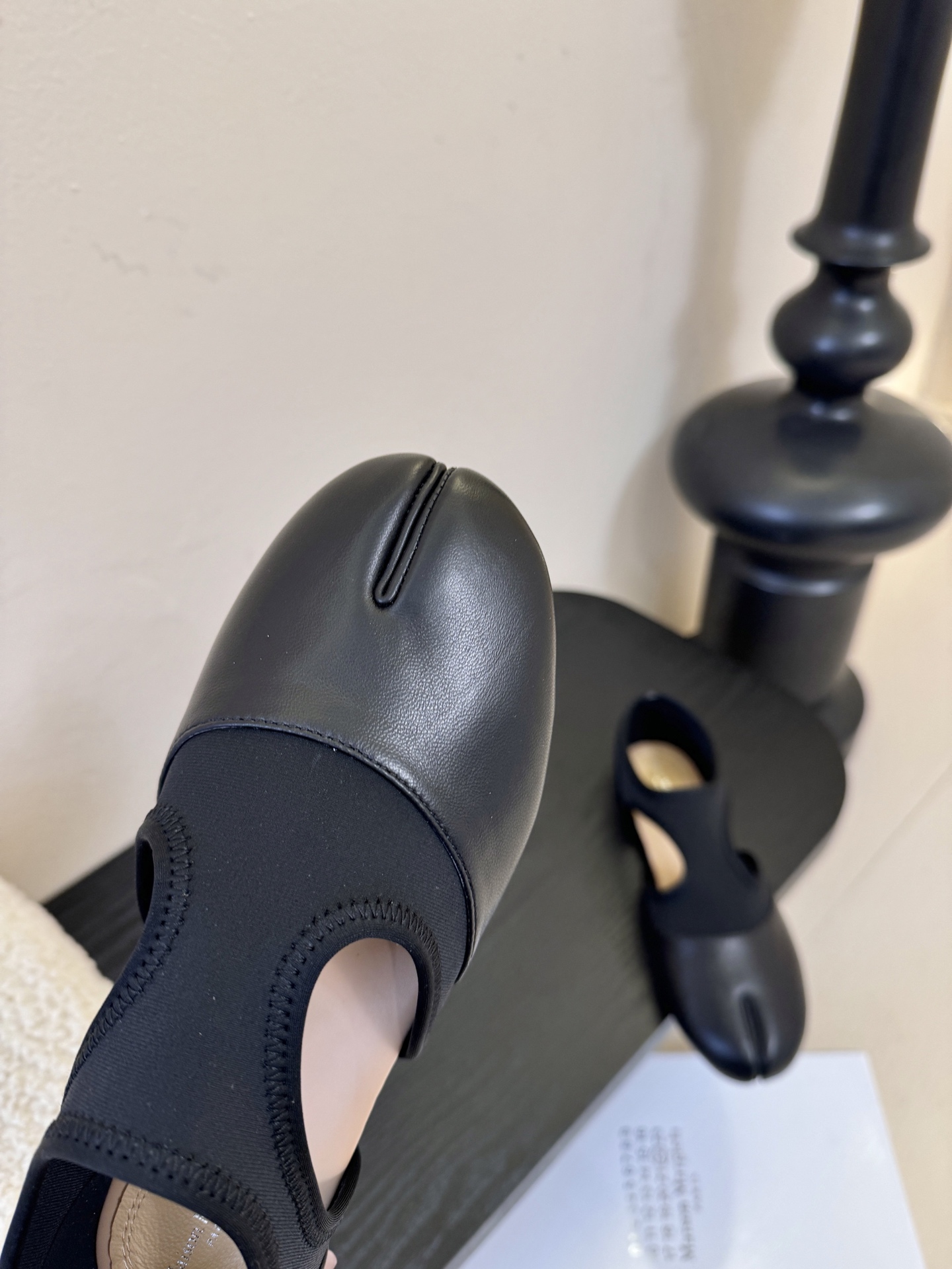 Maison Marginal马吉拉26春夏新品分脚趾中空鞋马吉拉设计师太有才了 、采用了莱卡布碰撞柔软