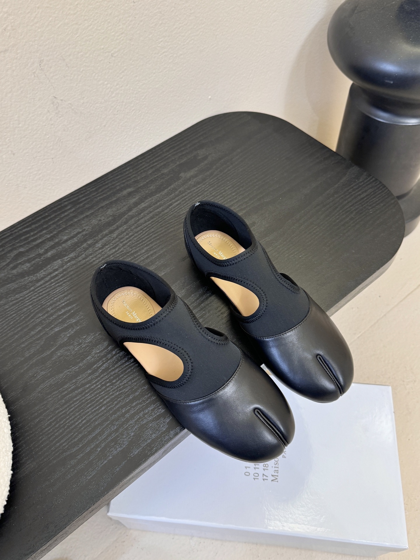 Maison Marginal马吉拉26春夏新品分脚趾中空鞋马吉拉设计师太有才了 、采用了莱卡布碰撞柔软