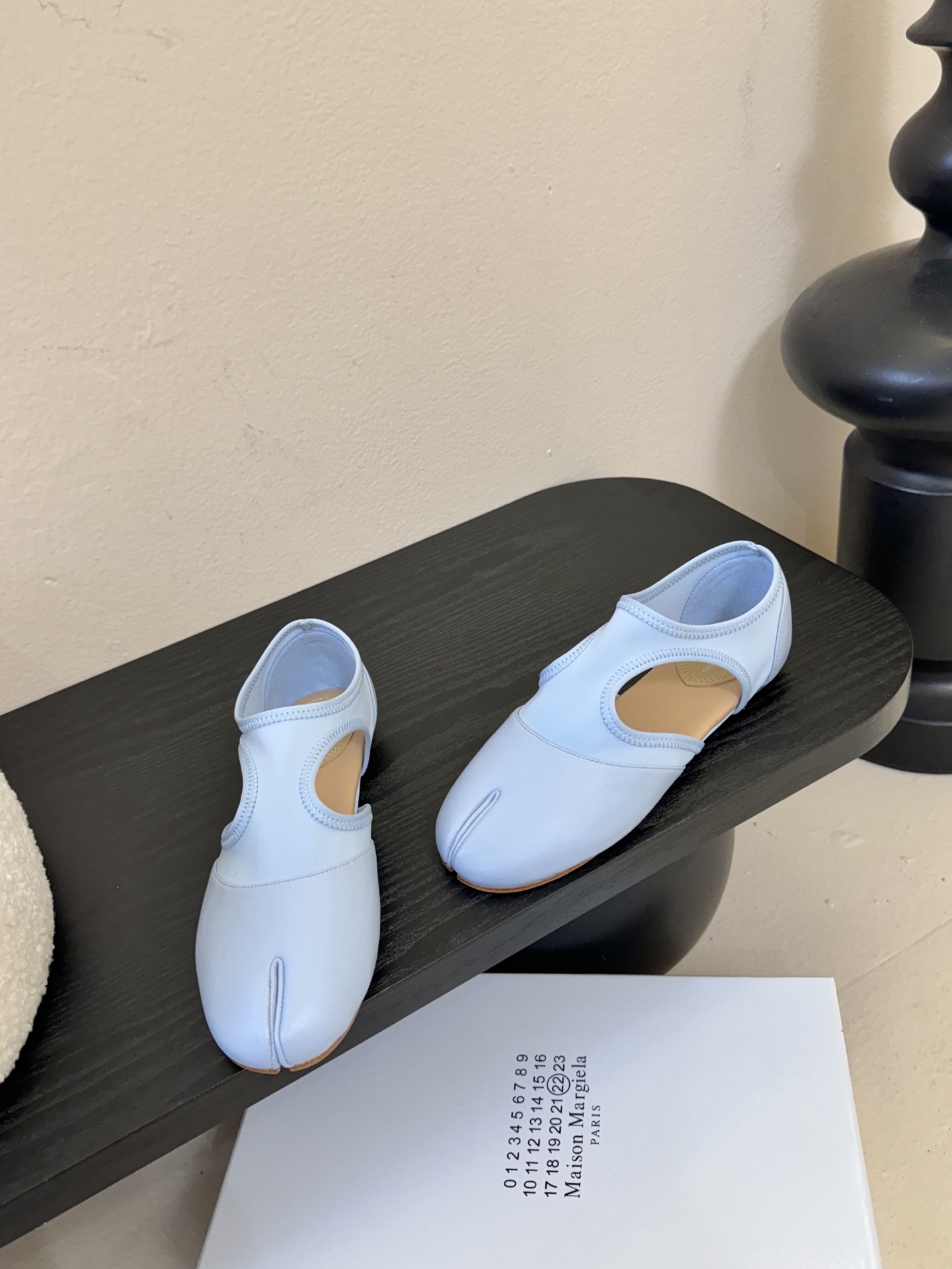 Maison Marginal马吉拉26春夏新品分脚趾中空鞋马吉拉设计师太有才了 、采用了莱卡布碰撞柔软