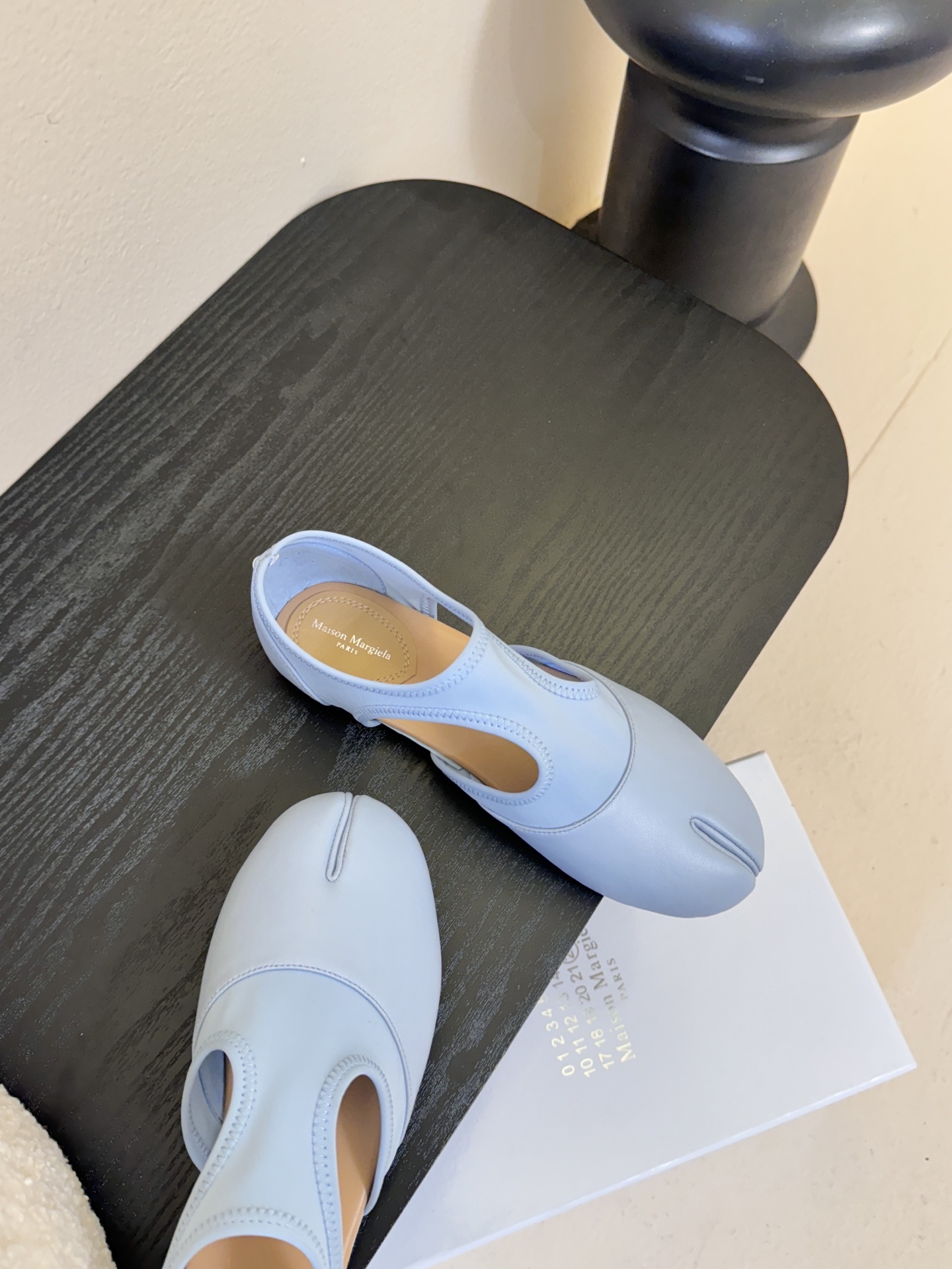 Maison Marginal马吉拉26春夏新品分脚趾中空鞋马吉拉设计师太有才了 、采用了莱卡布碰撞柔软