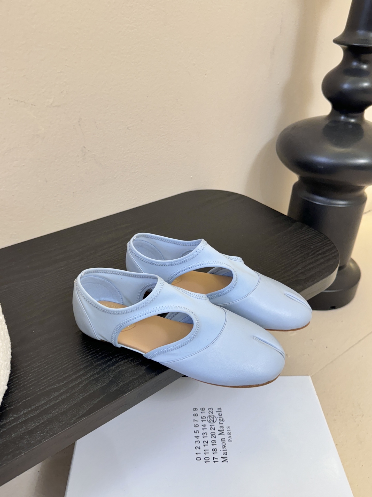 Maison Marginal马吉拉26春夏新品分脚趾中空鞋马吉拉设计师太有才了 、采用了莱卡布碰撞柔软