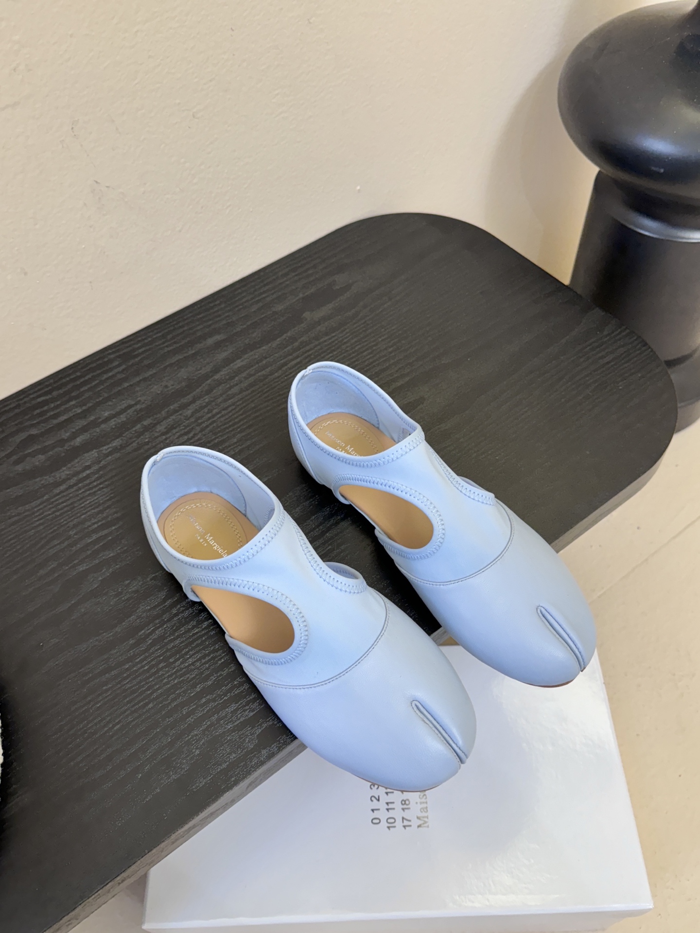 NO:652697,Maison Marginal 26 spring and summer new split-toe hollow shoes. Marginal designers are so talented. They use Lycra and soft and delicate sheepskin as design elements to create shoes. The hollow shoes are capable and exquisite, and match with short skirts. Sexy personality. Fabric: sheepskin. Lining velvet. Sheepskin foot pads. Heel height: flat. Italian imported genuine leather outsole. Size: 35-39 (custom-made at 40, non-returnable, non-exchangeable), sandals, masion  margiela,sandals,skirts,sheepskin,leather soles19860909Maison Marginal马吉拉26春夏新品分脚趾中空鞋 马吉拉设计师太有才了 、采用了莱卡布碰撞柔软细腻的羊皮作为设计元素打造鞋品 中空鞋干练精致 、搭配短裙 性感个性 面料羊皮 内里绒 羊皮垫脚 跟高:平底 意大利进口真皮大底 码数:35-39（40订做不退不换）,凉鞋,masion margiela,sandals,skirts,sheepskin,Leather soles,Women's Shoes