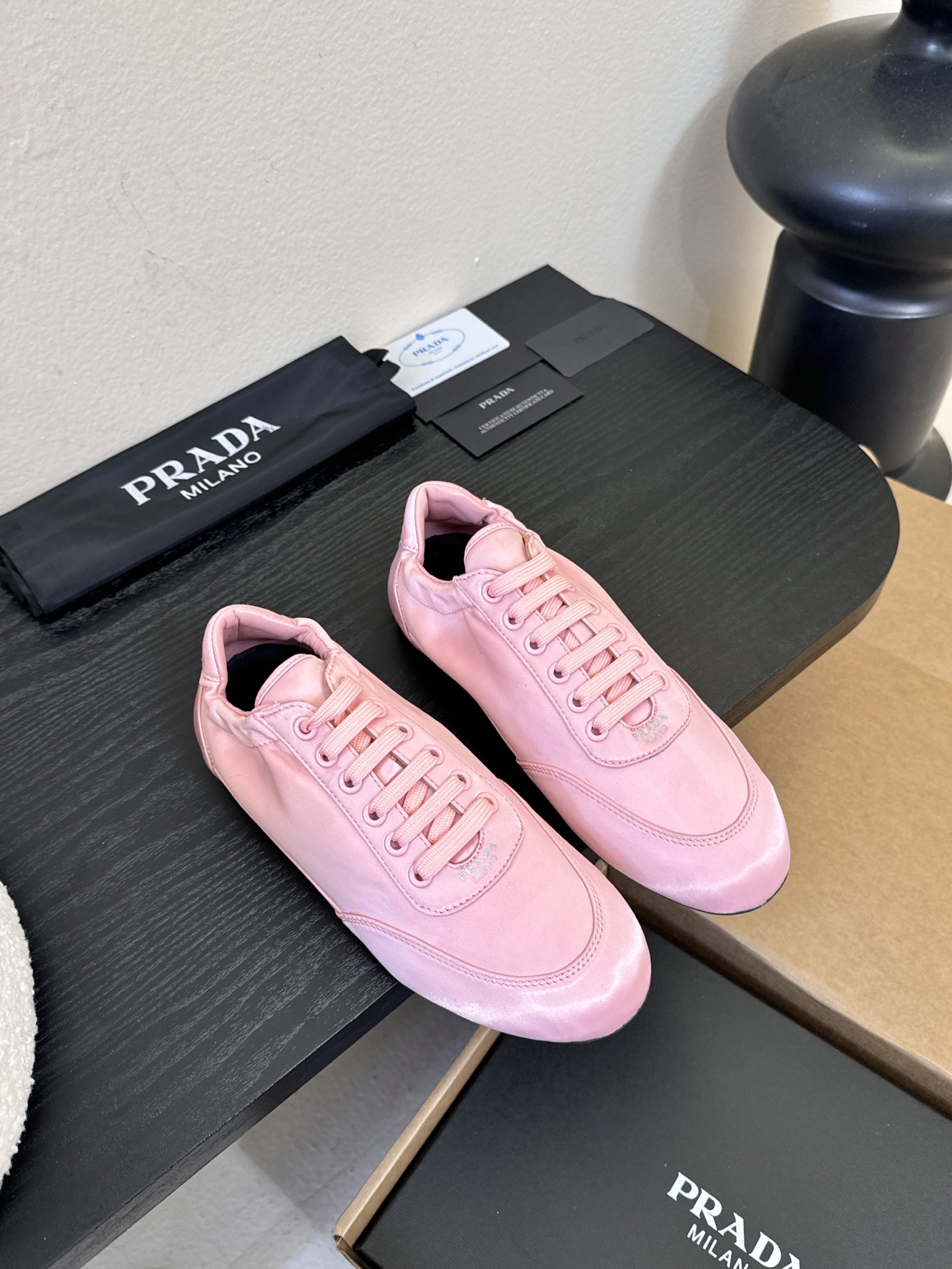 Prad**经典款运动鞋复古德训鞋休闲鞋采用复古德训鞋的低帮流线型廓形，鞋头为尖圆头设计，整体线条利落简