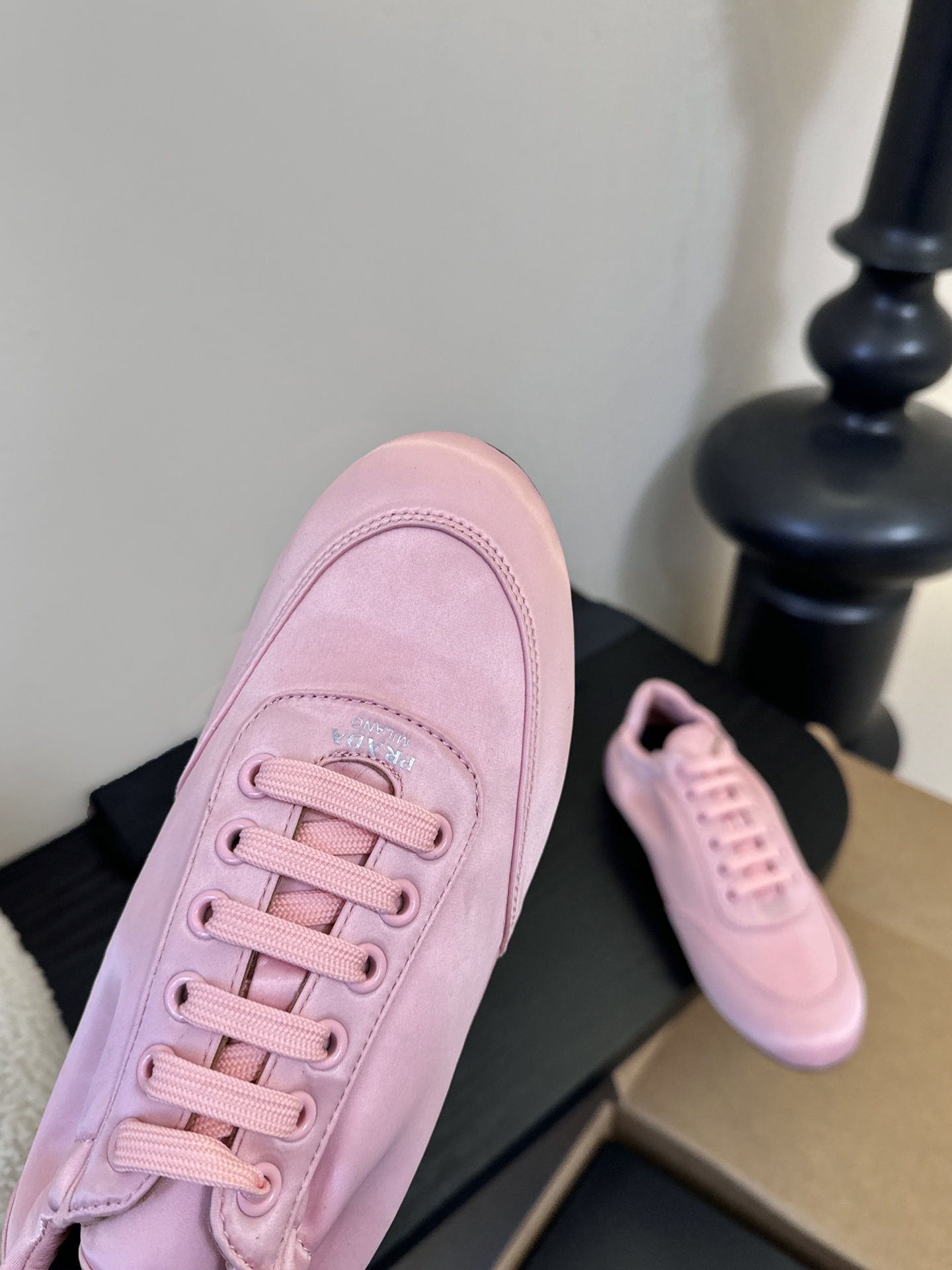 Prad**经典款运动鞋复古德训鞋休闲鞋采用复古德训鞋的低帮流线型廓形，鞋头为尖圆头设计，整体线条利落简