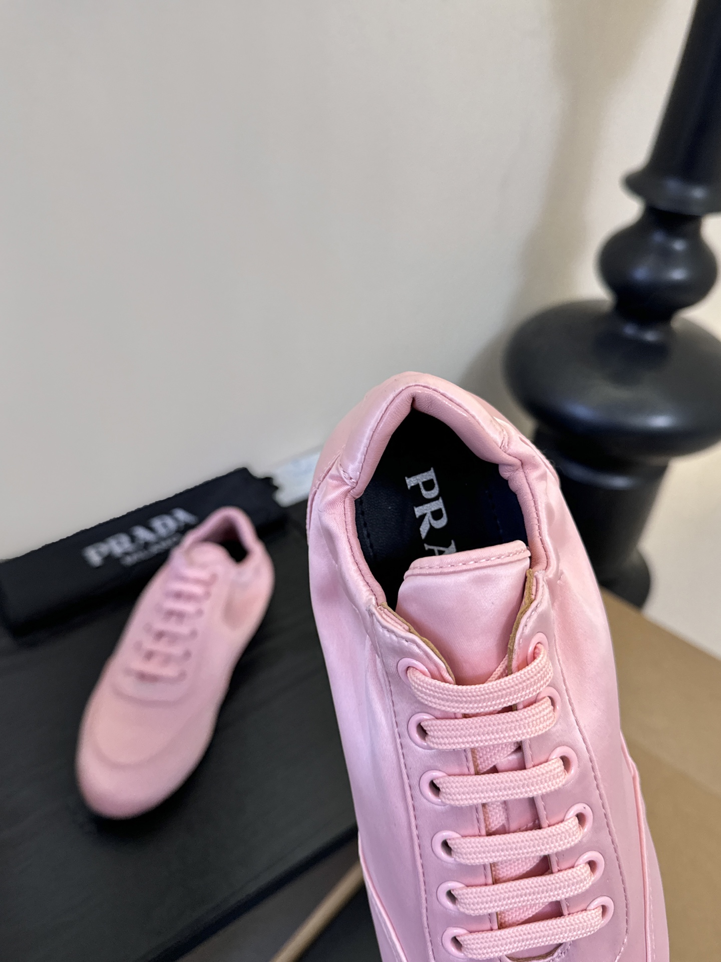 Prad**经典款运动鞋复古德训鞋休闲鞋采用复古德训鞋的低帮流线型廓形，鞋头为尖圆头设计，整体线条利落简