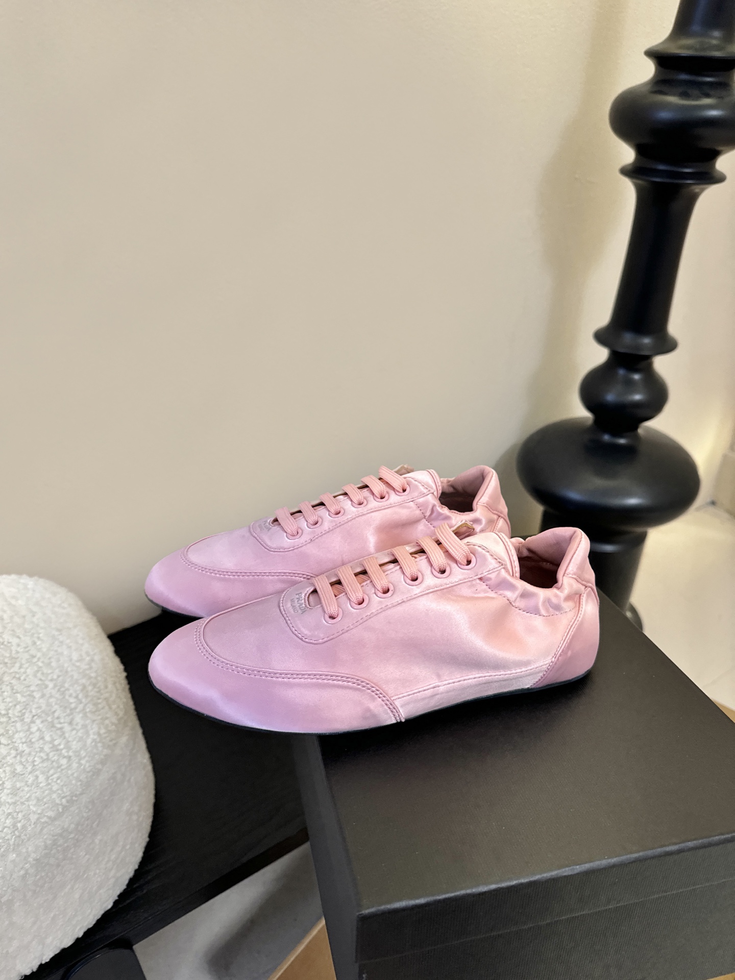 Prad**经典款运动鞋复古德训鞋休闲鞋采用复古德训鞋的低帮流线型廓形，鞋头为尖圆头设计，整体线条利落简