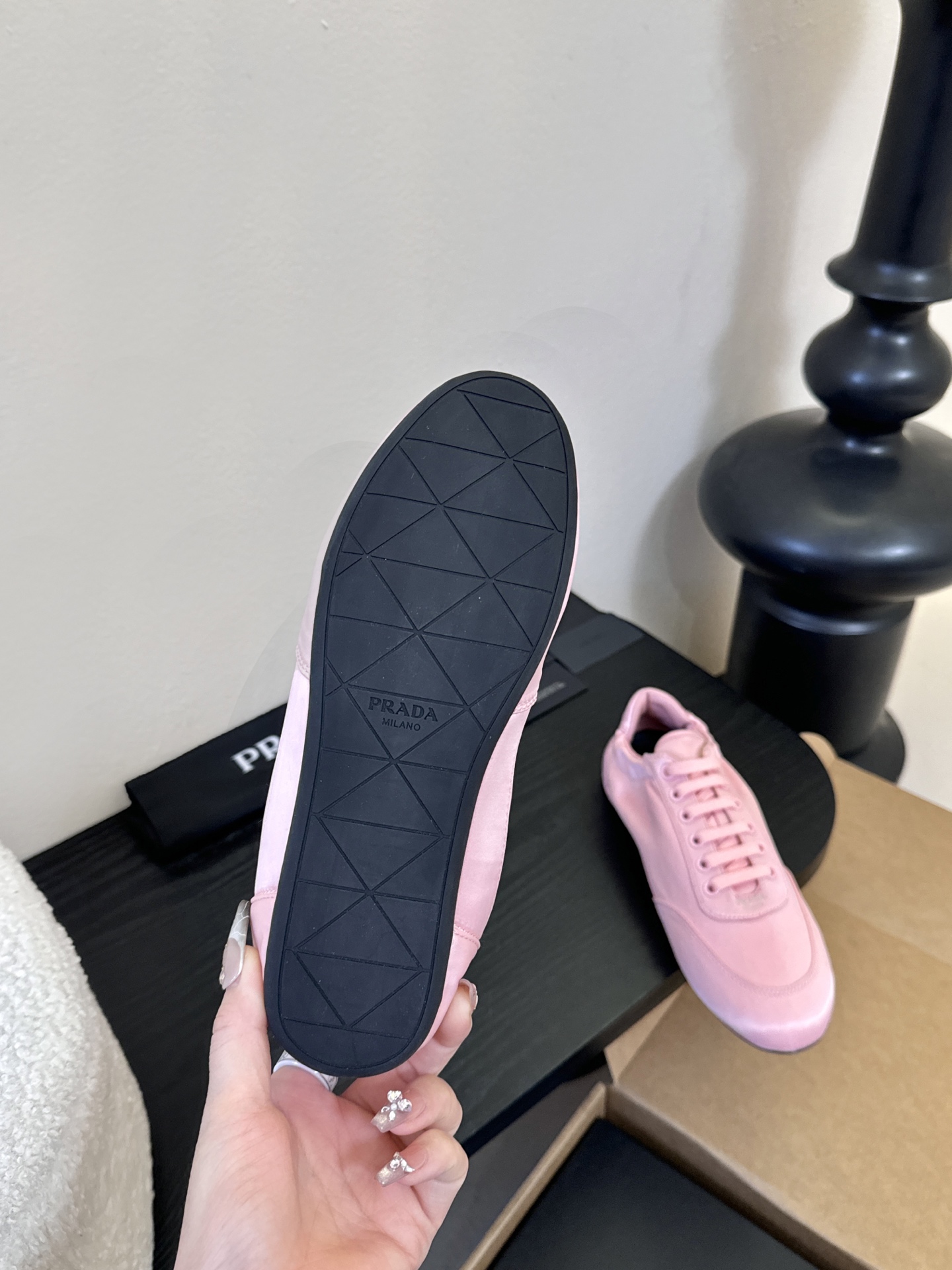 Prad**经典款运动鞋复古德训鞋休闲鞋采用复古德训鞋的低帮流线型廓形，鞋头为尖圆头设计，整体线条利落简