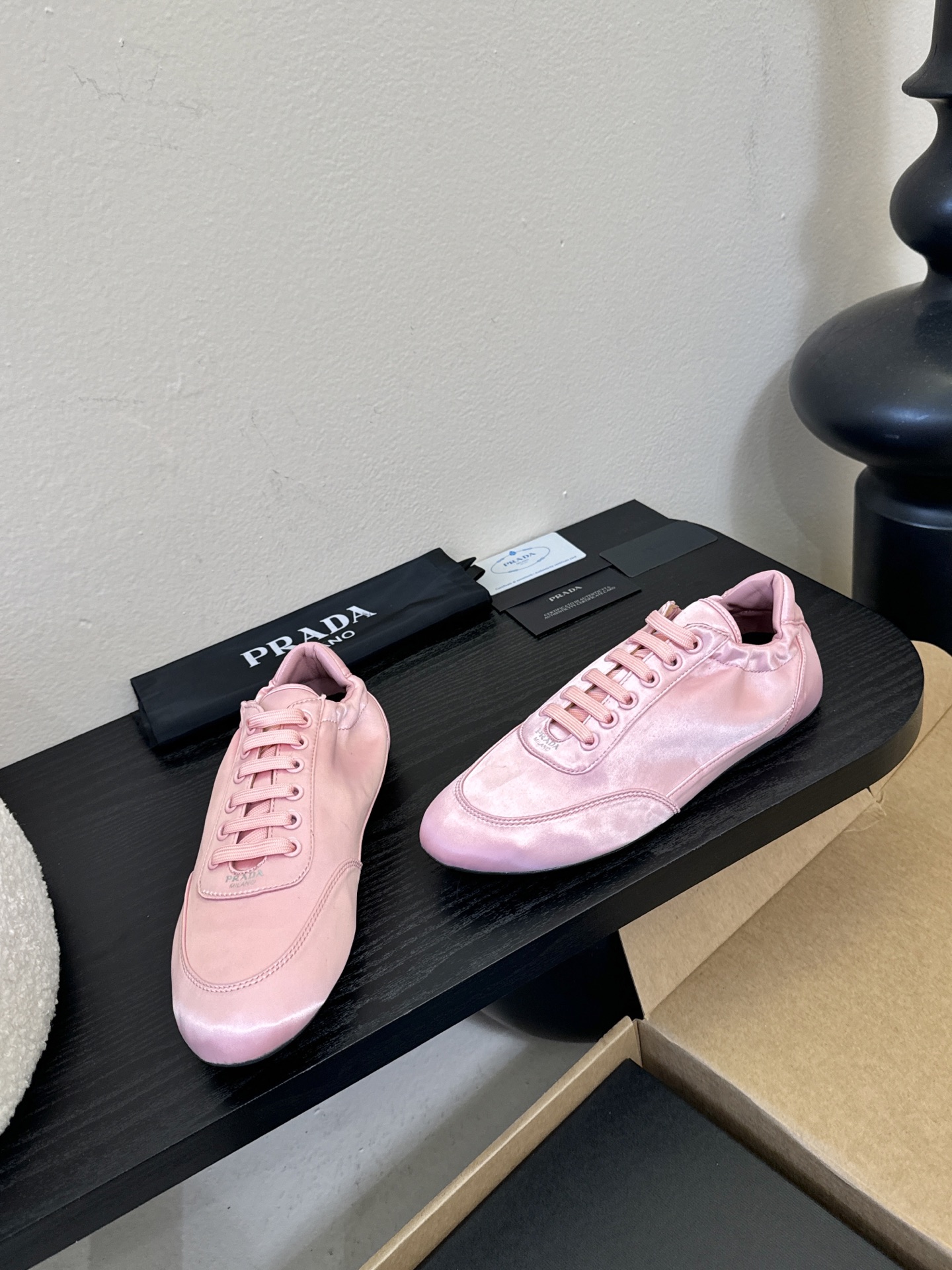 Prad**经典款运动鞋复古德训鞋休闲鞋采用复古德训鞋的低帮流线型廓形，鞋头为尖圆头设计，整体线条利落简