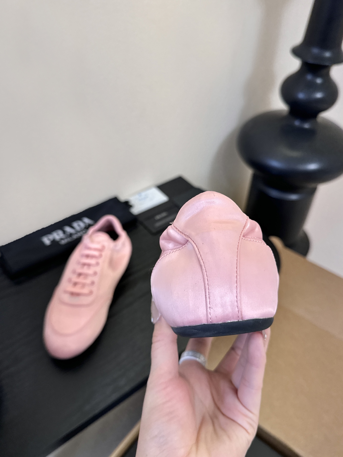 Prad**经典款运动鞋复古德训鞋休闲鞋采用复古德训鞋的低帮流线型廓形，鞋头为尖圆头设计，整体线条利落简