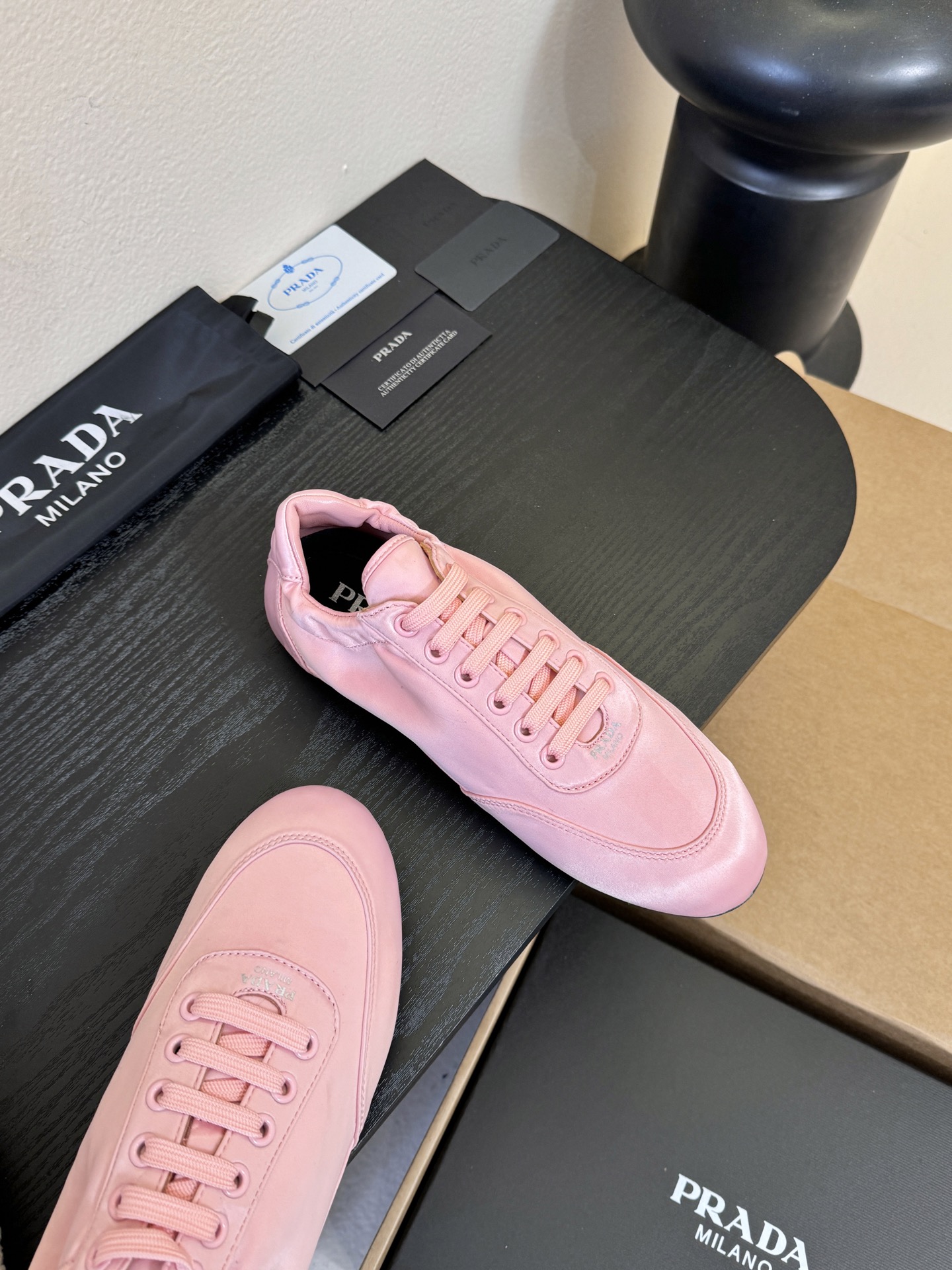 Prad**经典款运动鞋复古德训鞋休闲鞋采用复古德训鞋的低帮流线型廓形，鞋头为尖圆头设计，整体线条利落简