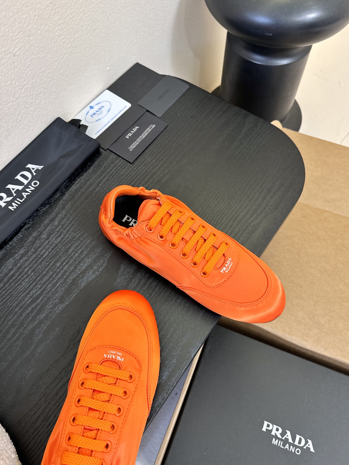 Prad**经典款运动鞋复古德训鞋休闲鞋采用复古德训鞋的低帮流线型廓形，鞋头为尖圆头设计，整体线条利落简