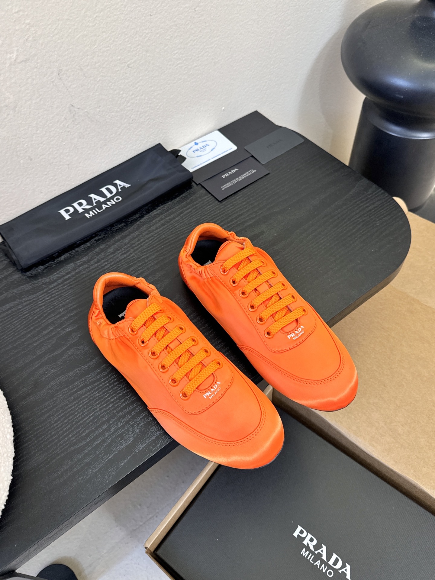 Prad**经典款运动鞋复古德训鞋休闲鞋采用复古德训鞋的低帮流线型廓形，鞋头为尖圆头设计，整体线条利落简