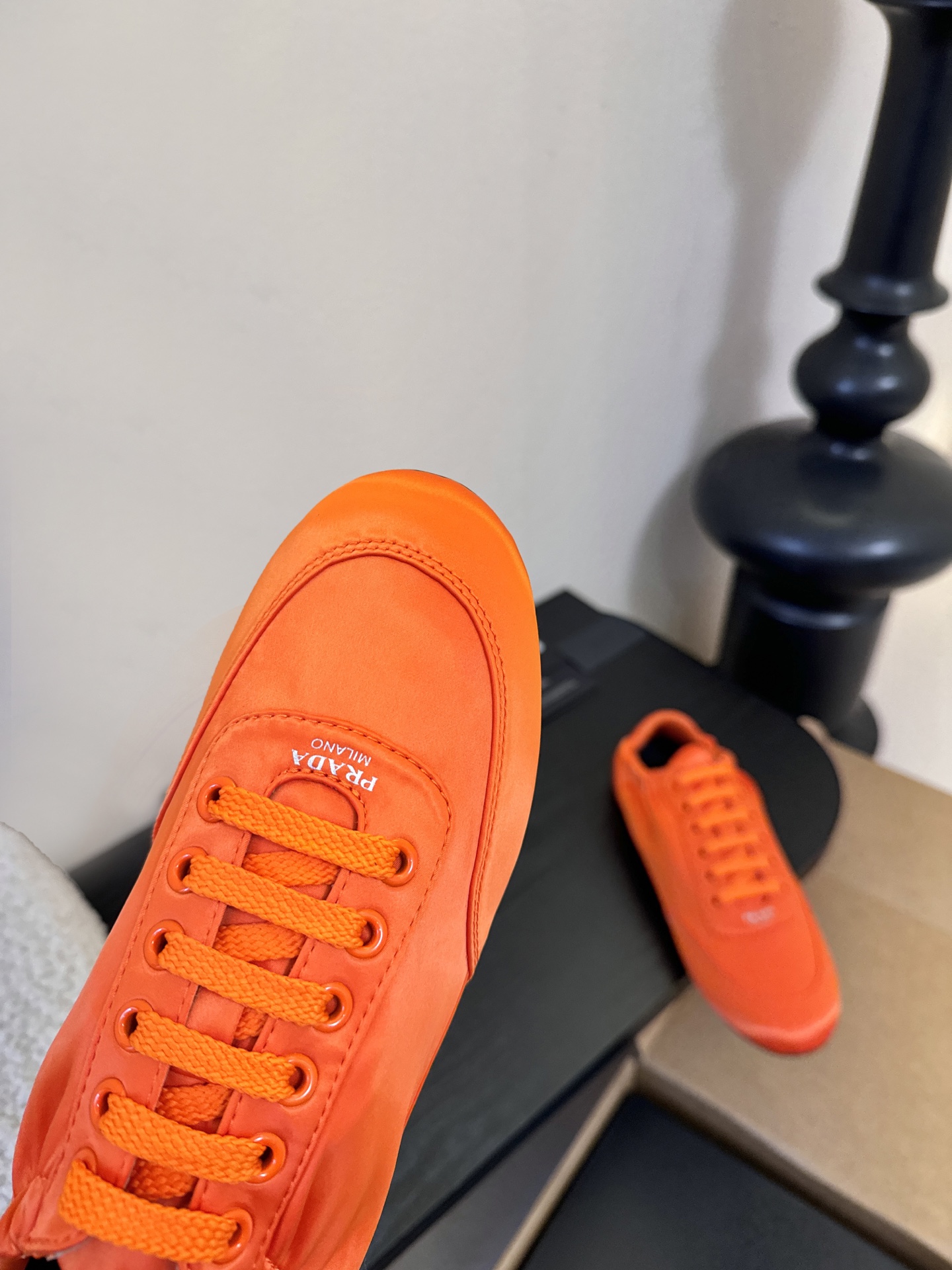 Prad**经典款运动鞋复古德训鞋休闲鞋采用复古德训鞋的低帮流线型廓形，鞋头为尖圆头设计，整体线条利落简