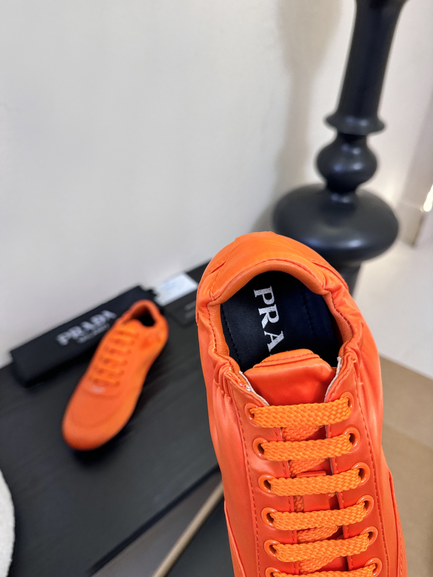 Prad**经典款运动鞋复古德训鞋休闲鞋采用复古德训鞋的低帮流线型廓形，鞋头为尖圆头设计，整体线条利落简