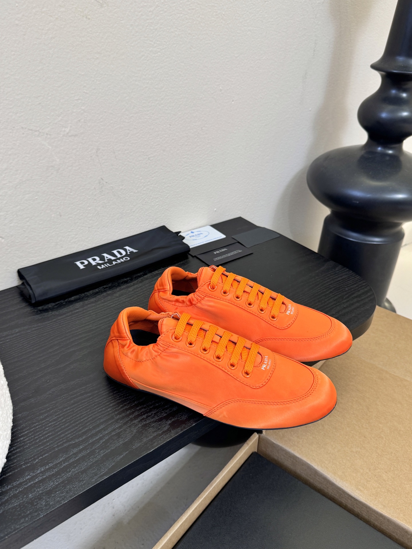 Prad**经典款运动鞋复古德训鞋休闲鞋采用复古德训鞋的低帮流线型廓形，鞋头为尖圆头设计，整体线条利落简