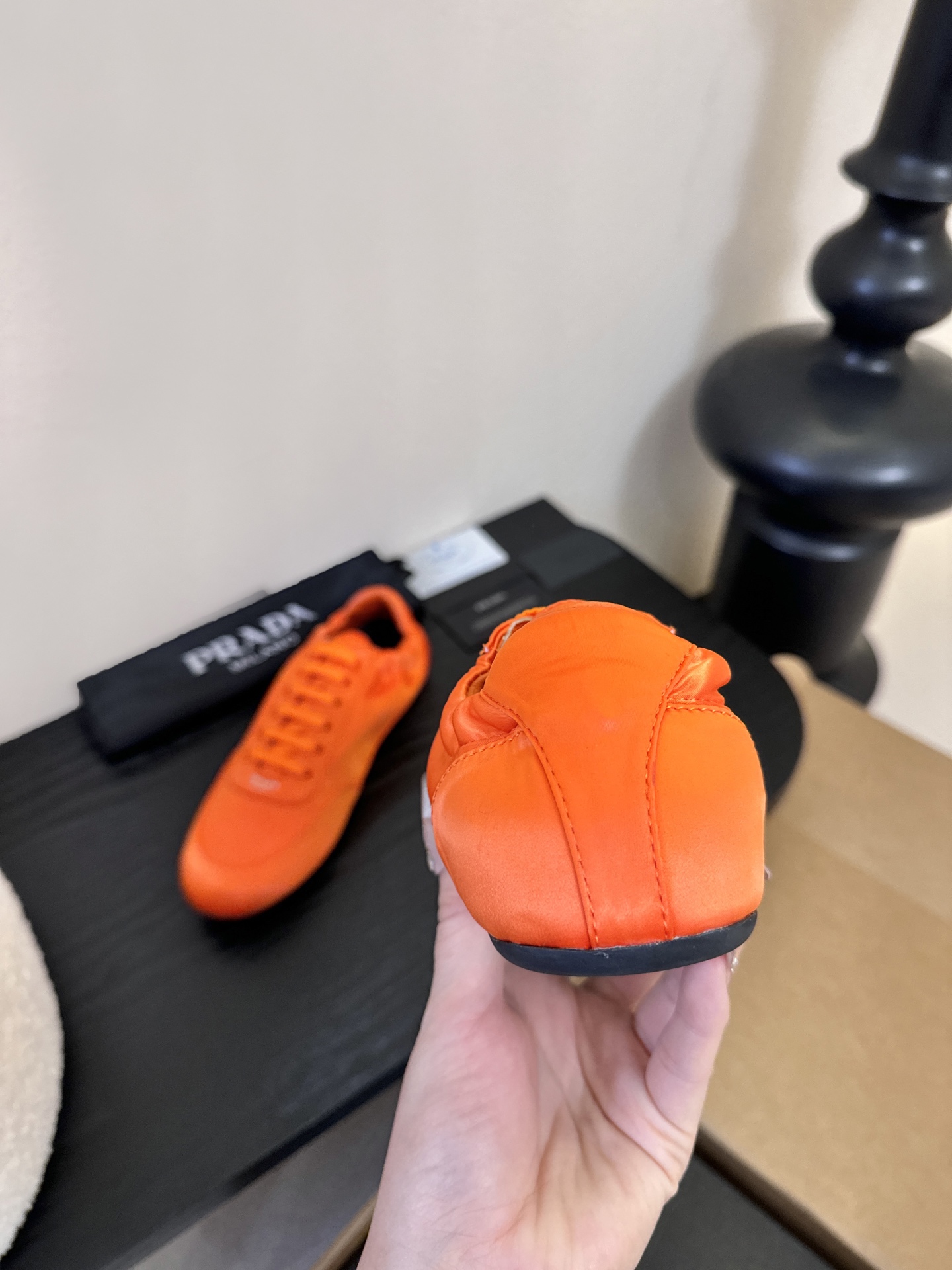 Prad**经典款运动鞋复古德训鞋休闲鞋采用复古德训鞋的低帮流线型廓形，鞋头为尖圆头设计，整体线条利落简