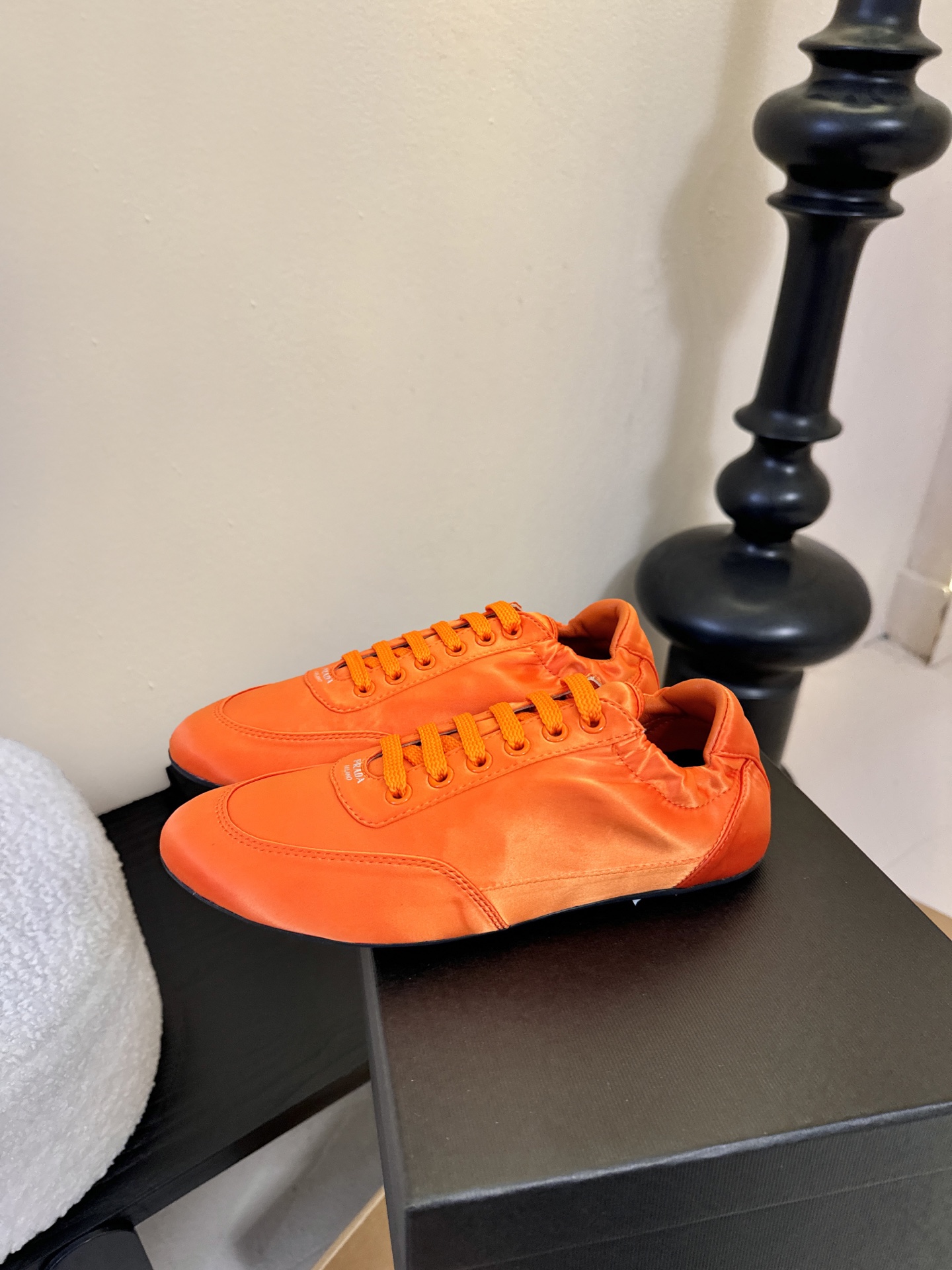 Prad**经典款运动鞋复古德训鞋休闲鞋采用复古德训鞋的低帮流线型廓形，鞋头为尖圆头设计，整体线条利落简