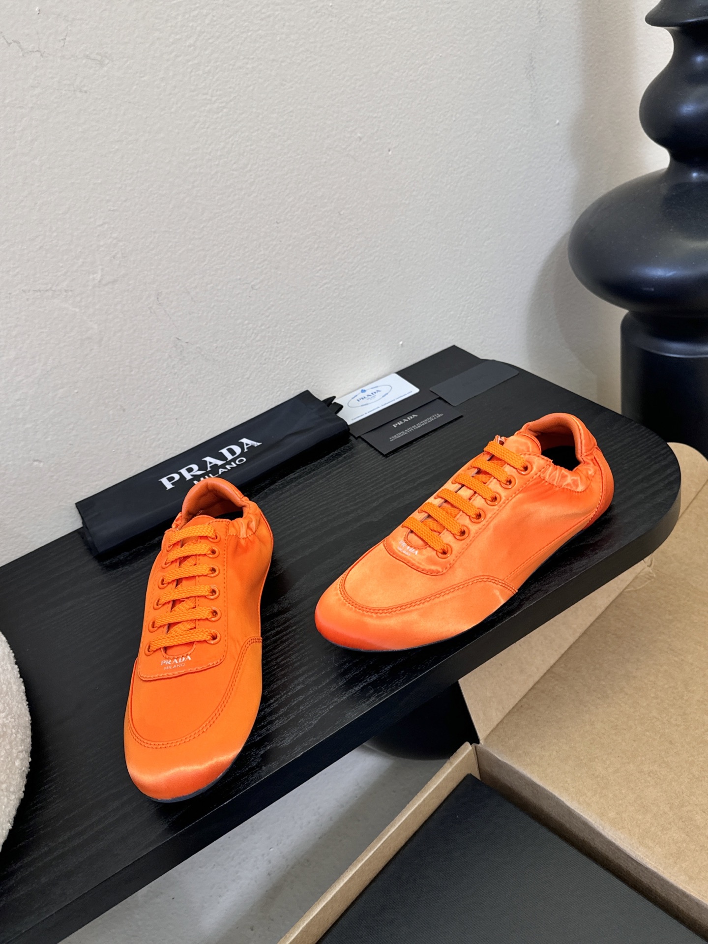 Prad**经典款运动鞋复古德训鞋休闲鞋采用复古德训鞋的低帮流线型廓形，鞋头为尖圆头设计，整体线条利落简