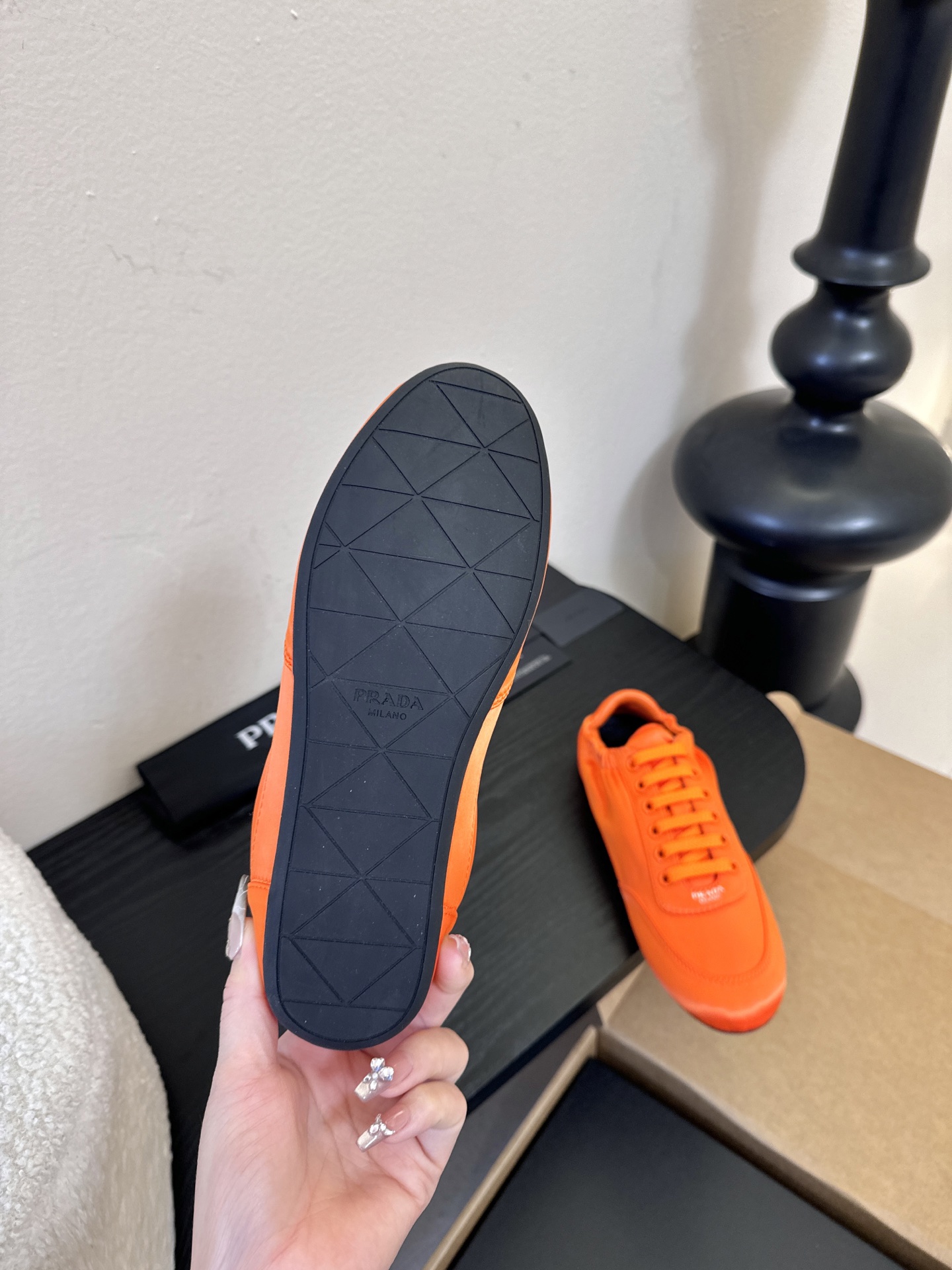 Prad**经典款运动鞋复古德训鞋休闲鞋采用复古德训鞋的低帮流线型廓形，鞋头为尖圆头设计，整体线条利落简