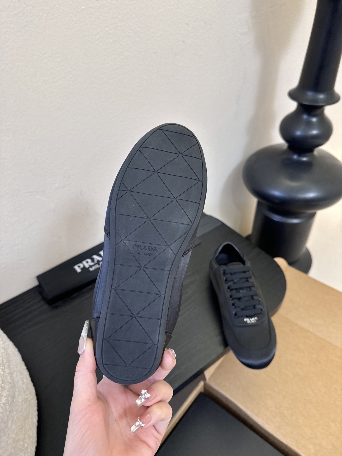 Prad**经典款运动鞋复古德训鞋休闲鞋采用复古德训鞋的低帮流线型廓形，鞋头为尖圆头设计，整体线条利落简