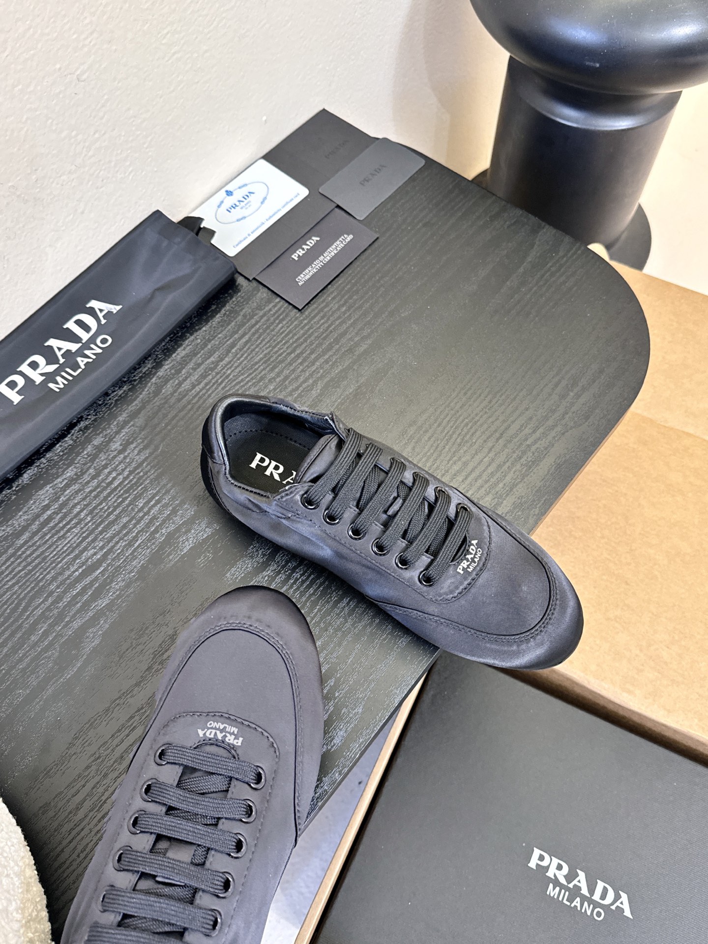 Prad**经典款运动鞋复古德训鞋休闲鞋采用复古德训鞋的低帮流线型廓形，鞋头为尖圆头设计，整体线条利落简