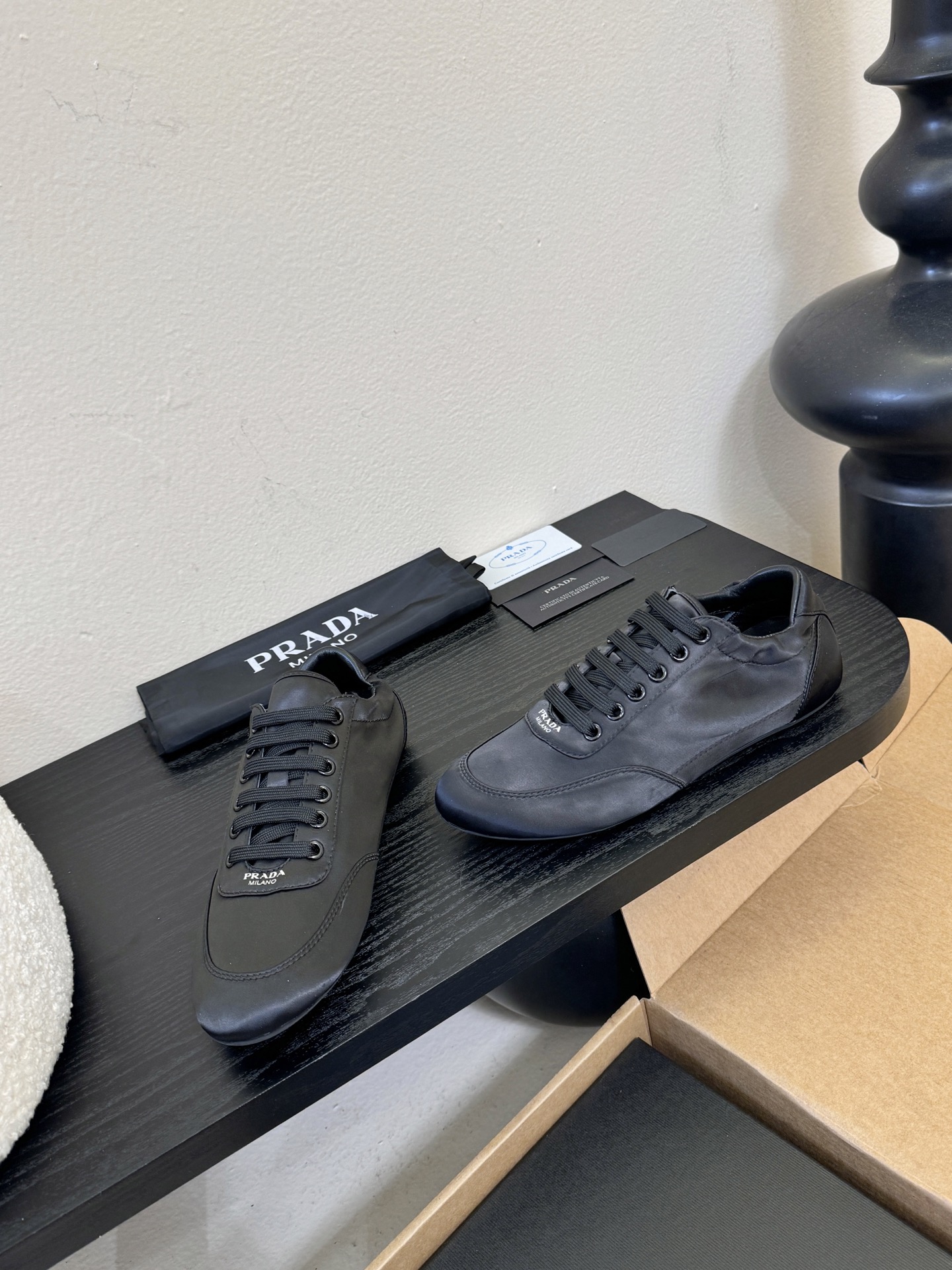 Prad**经典款运动鞋复古德训鞋休闲鞋采用复古德训鞋的低帮流线型廓形，鞋头为尖圆头设计，整体线条利落简