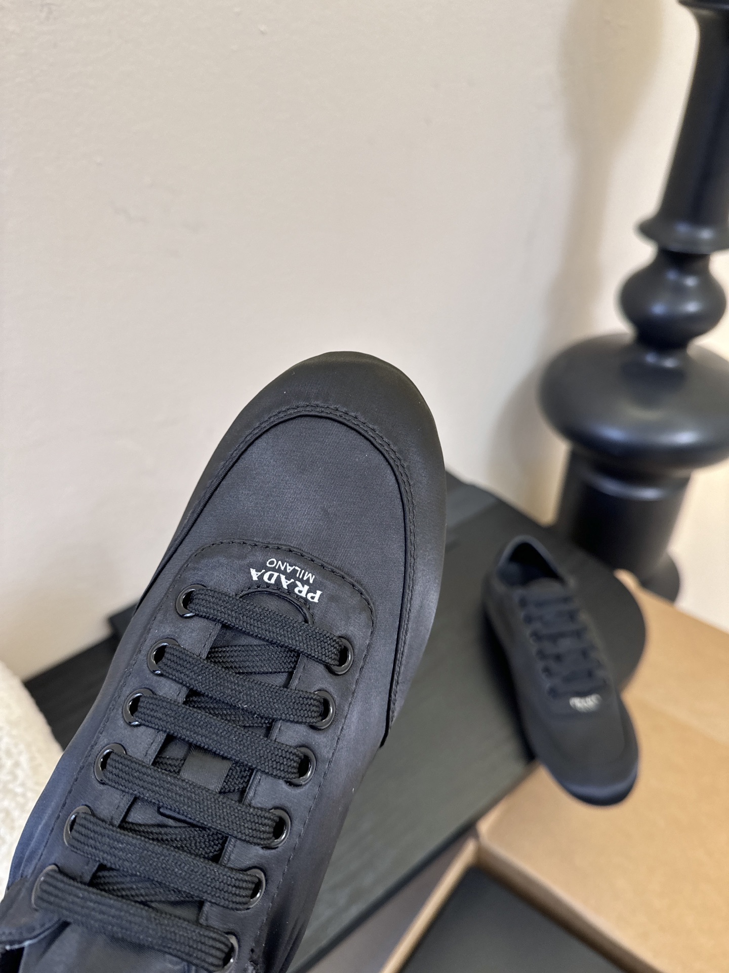 Prad**经典款运动鞋复古德训鞋休闲鞋采用复古德训鞋的低帮流线型廓形，鞋头为尖圆头设计，整体线条利落简