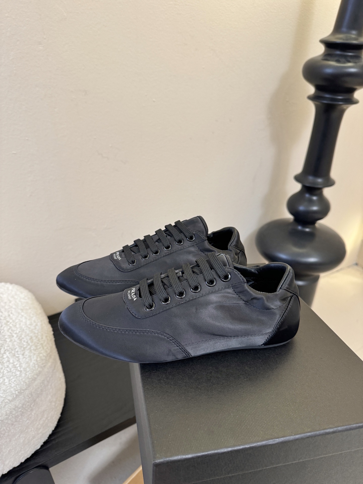 Prad**经典款运动鞋复古德训鞋休闲鞋采用复古德训鞋的低帮流线型廓形，鞋头为尖圆头设计，整体线条利落简