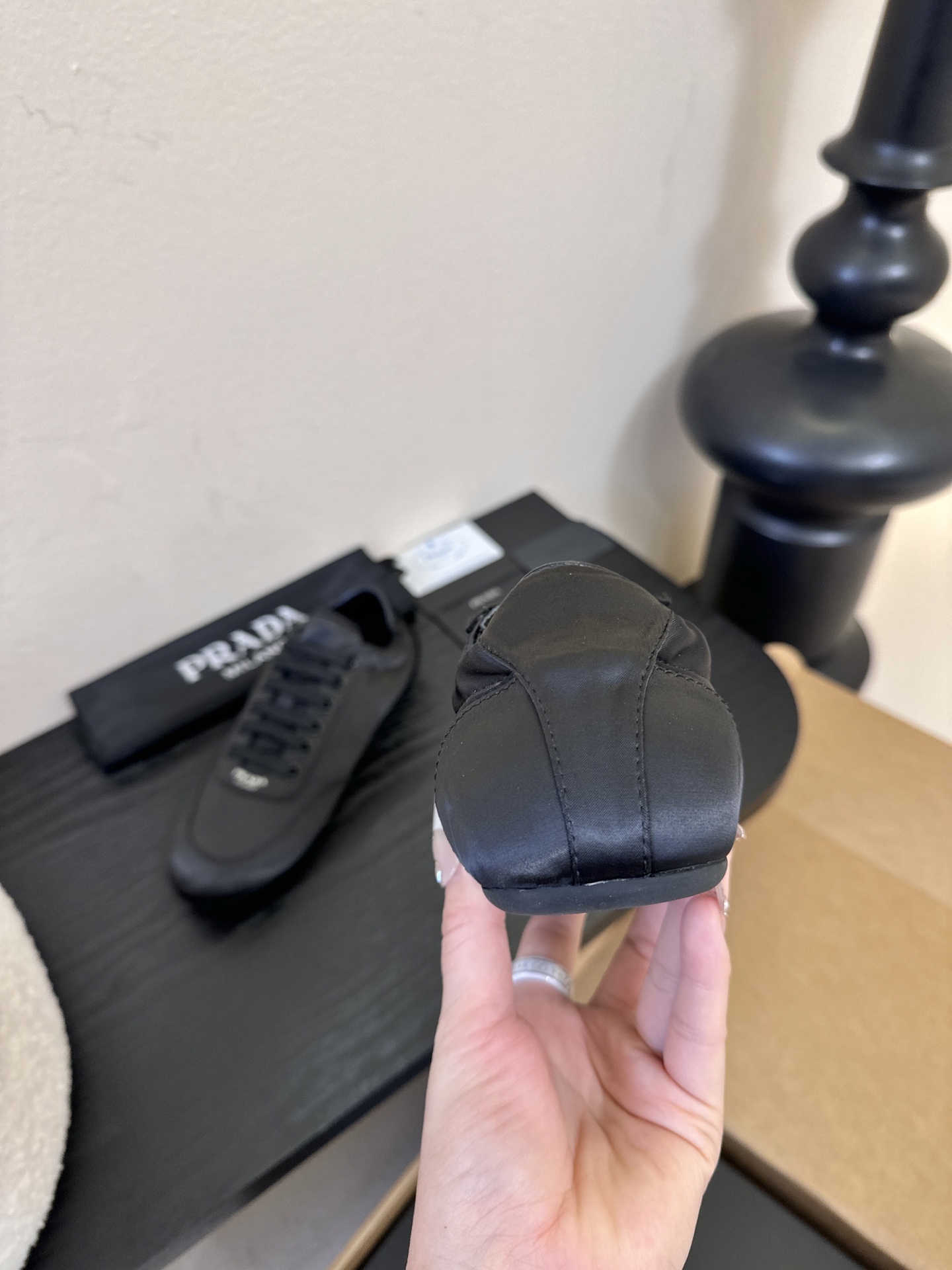 Prad**经典款运动鞋复古德训鞋休闲鞋采用复古德训鞋的低帮流线型廓形，鞋头为尖圆头设计，整体线条利落简